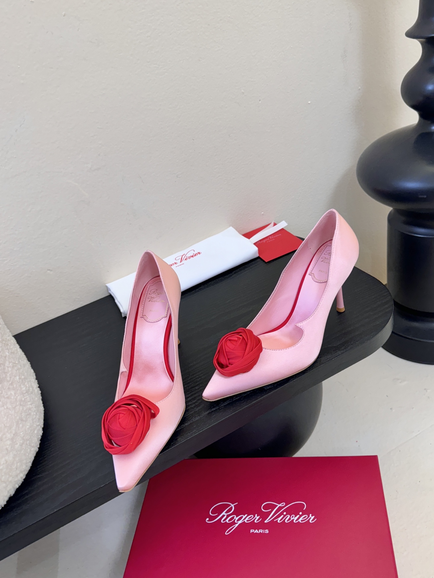 Roger Vivier罗杰·维维亚2026春夏最新款时装鞋超多明星网红种草 经典的尖头设计 玫瑰花扣装
