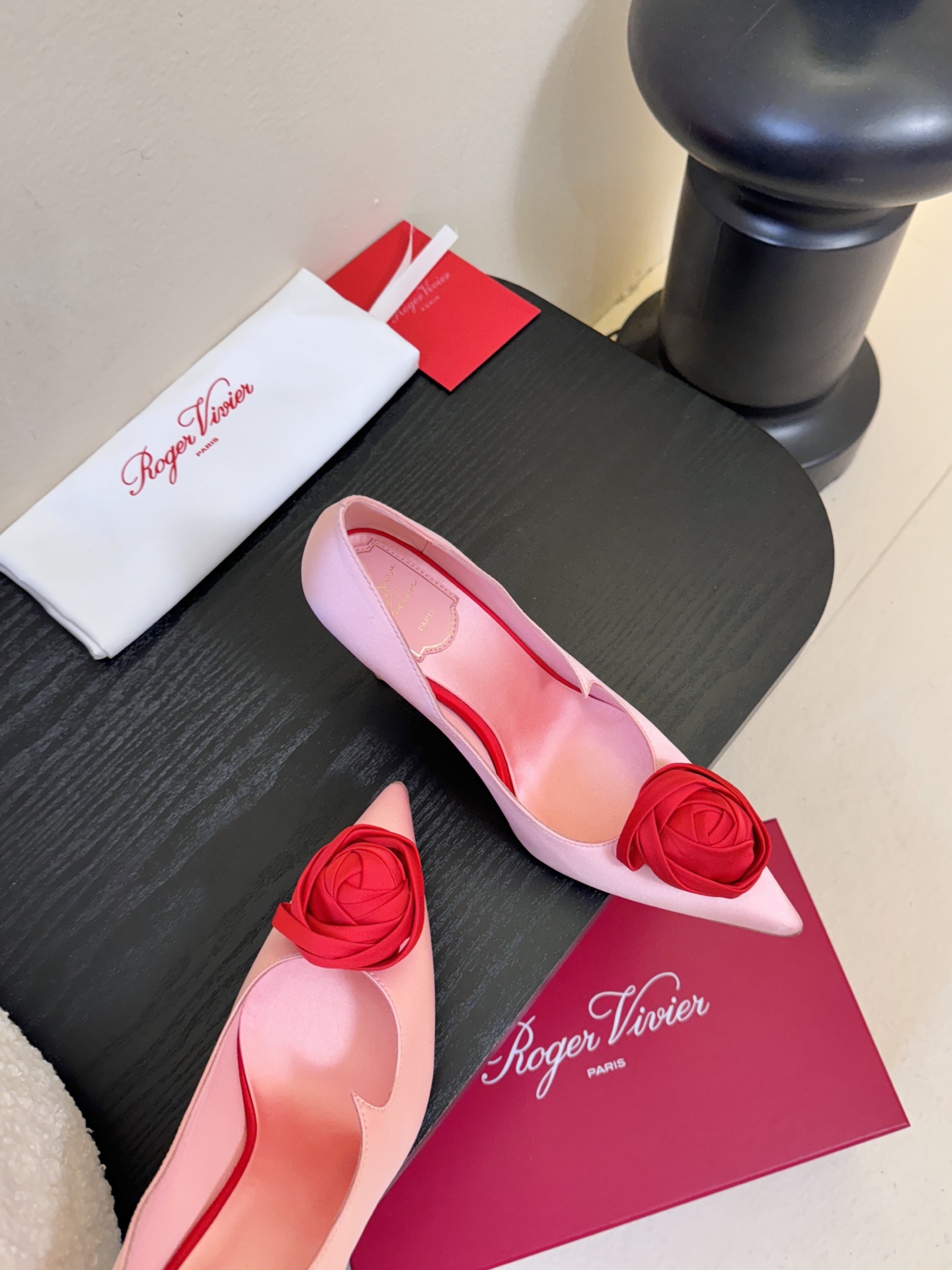 Roger Vivier罗杰·维维亚2026春夏最新款时装鞋超多明星网红种草 经典的尖头设计 玫瑰花扣装