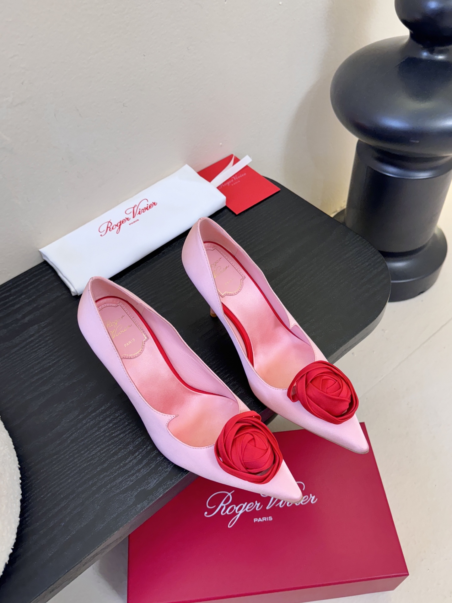 Roger Vivier罗杰·维维亚2026春夏最新款时装鞋超多明星网红种草 经典的尖头设计 玫瑰花扣装