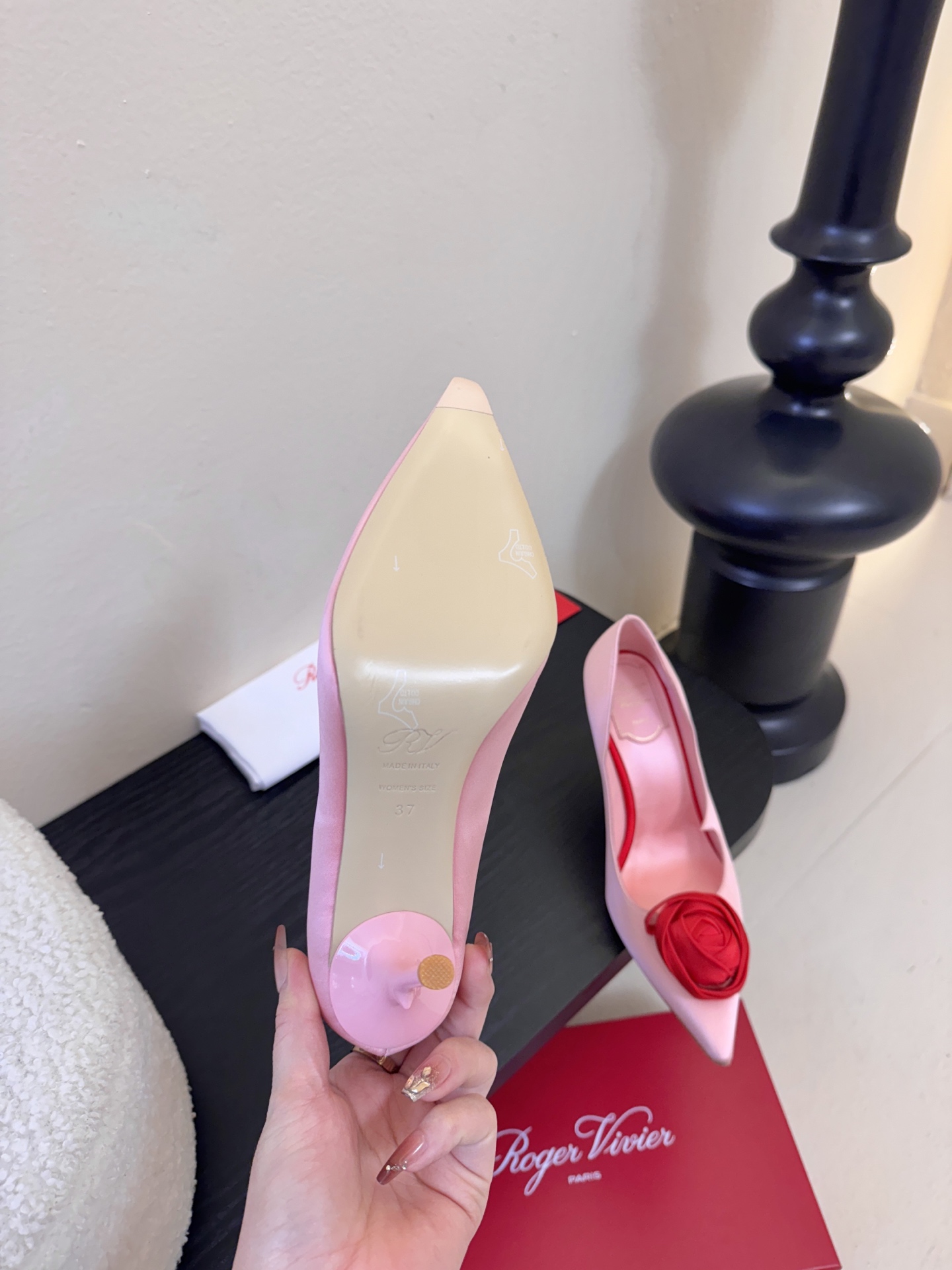 Roger Vivier罗杰·维维亚2026春夏最新款时装鞋超多明星网红种草 经典的尖头设计 玫瑰花扣装