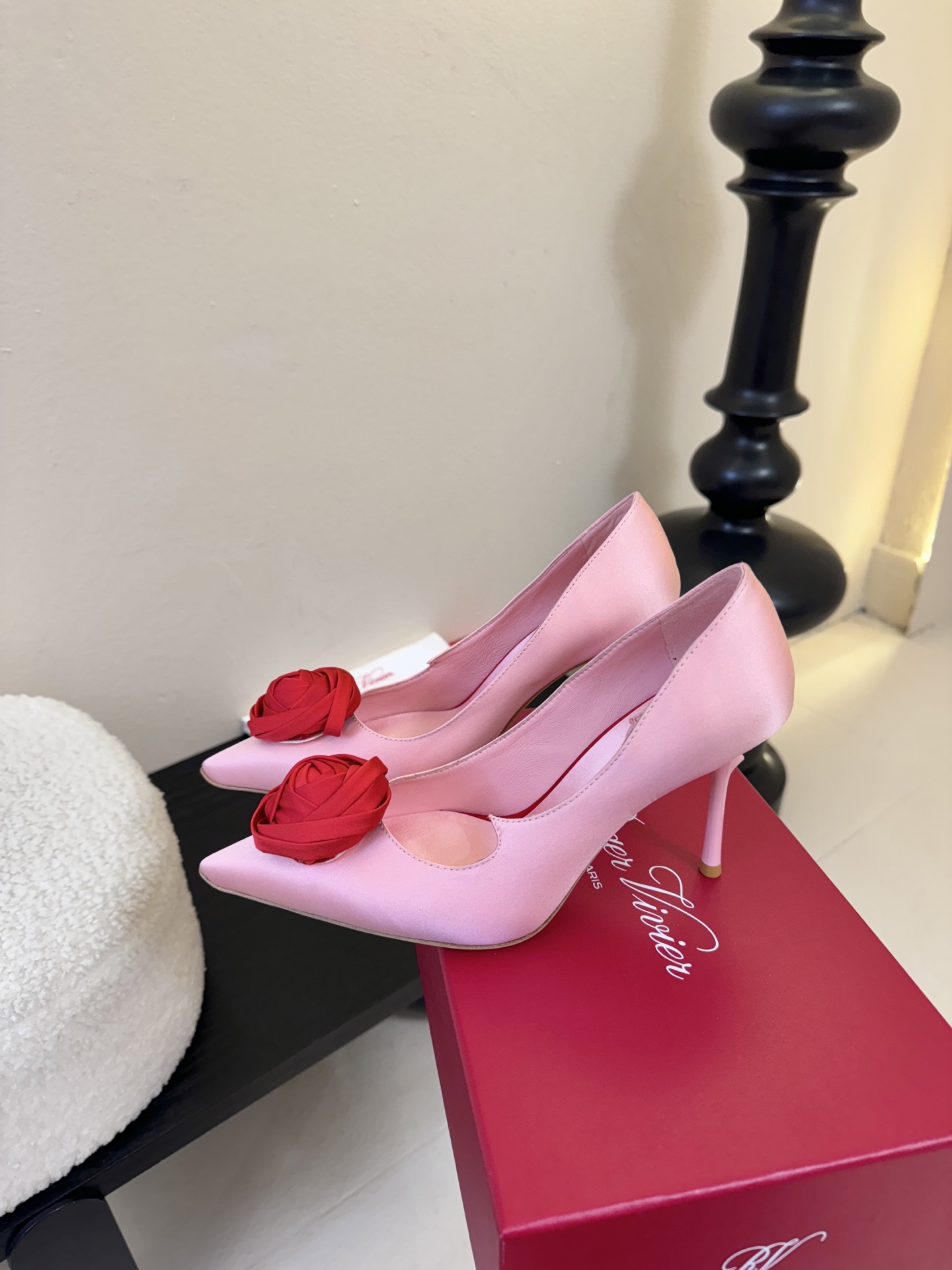 Roger Vivier罗杰·维维亚2026春夏最新款时装鞋超多明星网红种草 经典的尖头设计 玫瑰花扣装