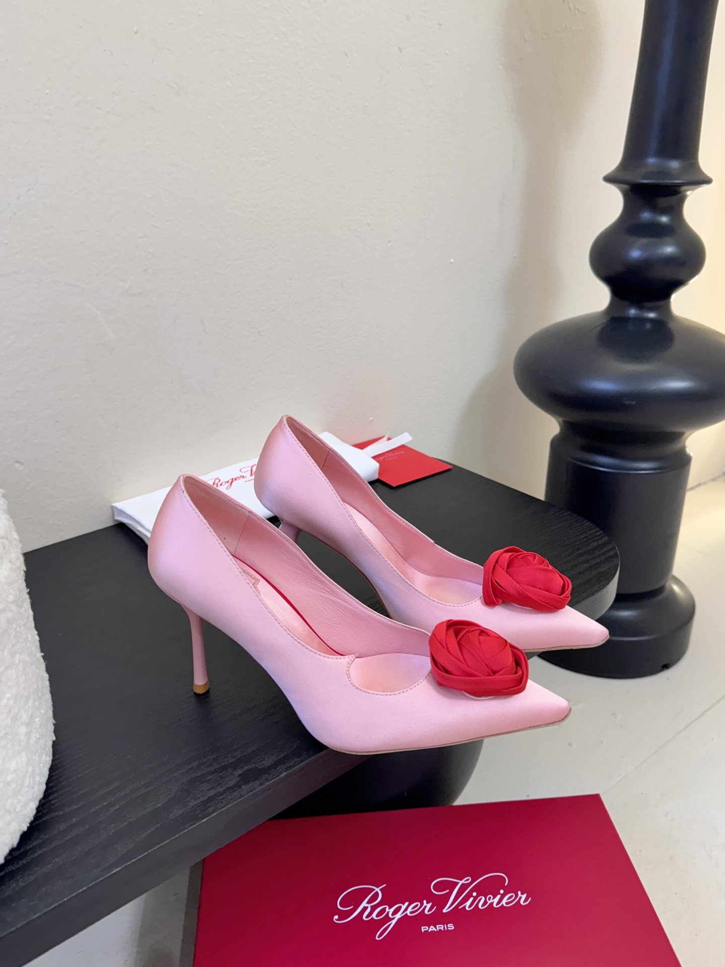 Roger Vivier罗杰·维维亚2026春夏最新款时装鞋超多明星网红种草 经典的尖头设计 玫瑰花扣装