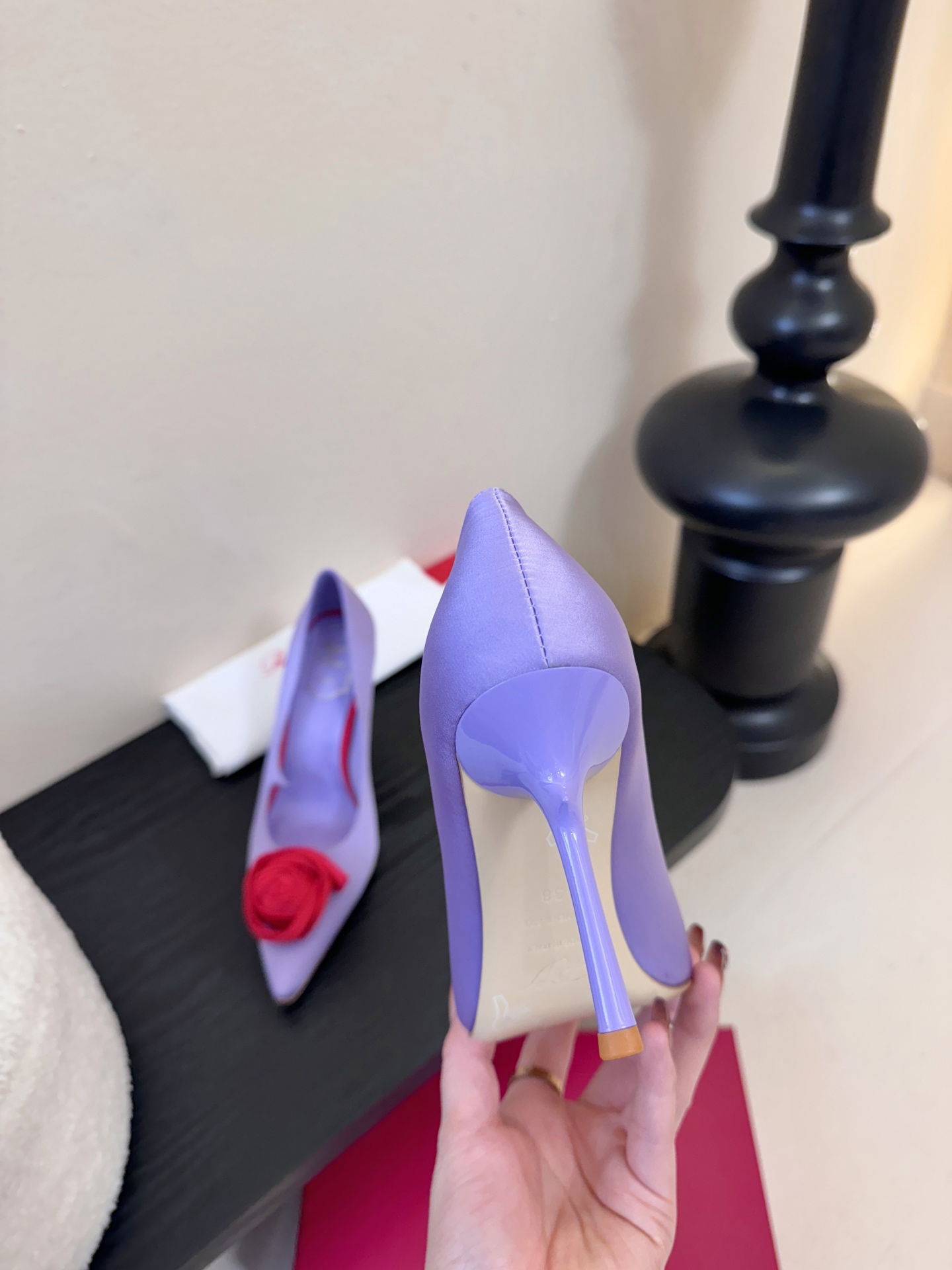 Roger Vivier罗杰·维维亚2026春夏最新款时装鞋超多明星网红种草 经典的尖头设计 玫瑰花扣装