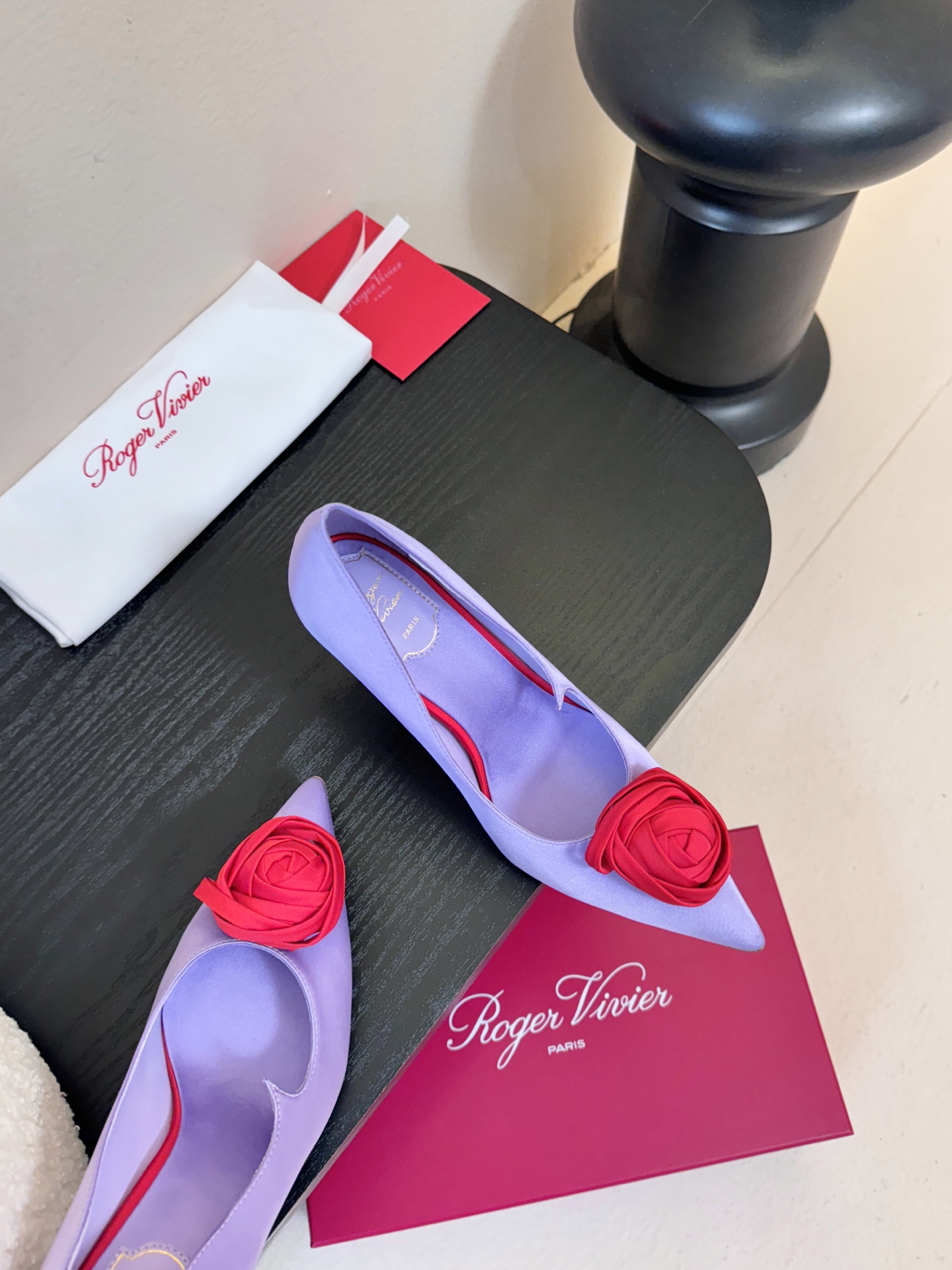 Roger Vivier罗杰·维维亚2026春夏最新款时装鞋超多明星网红种草 经典的尖头设计 玫瑰花扣装