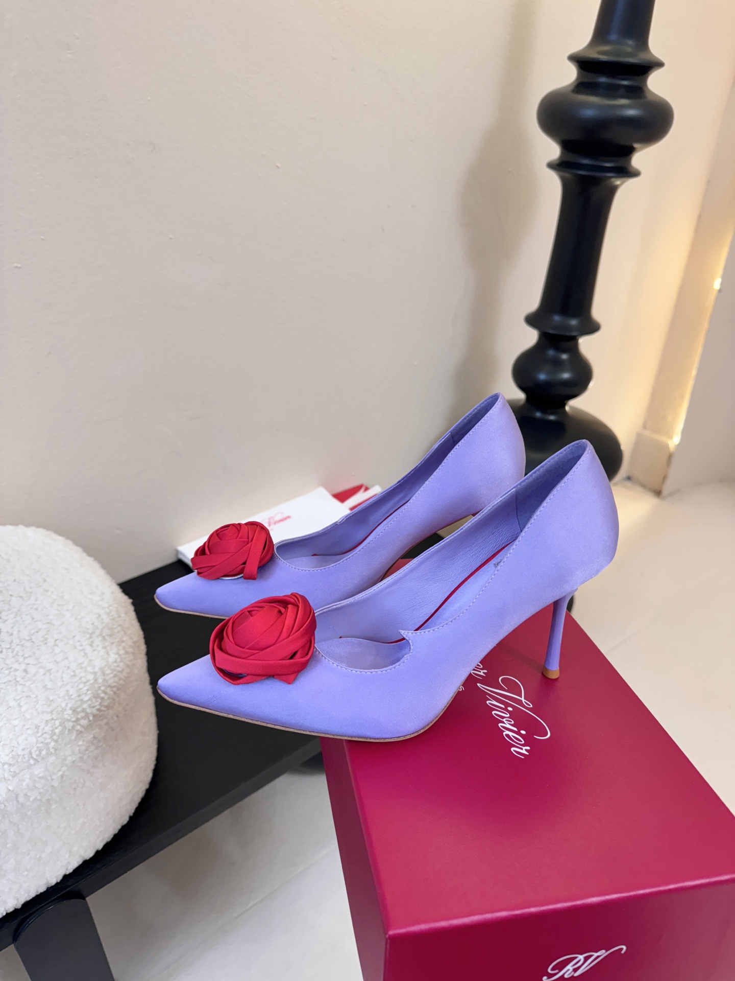 Roger Vivier罗杰·维维亚2026春夏最新款时装鞋超多明星网红种草 经典的尖头设计 玫瑰花扣装