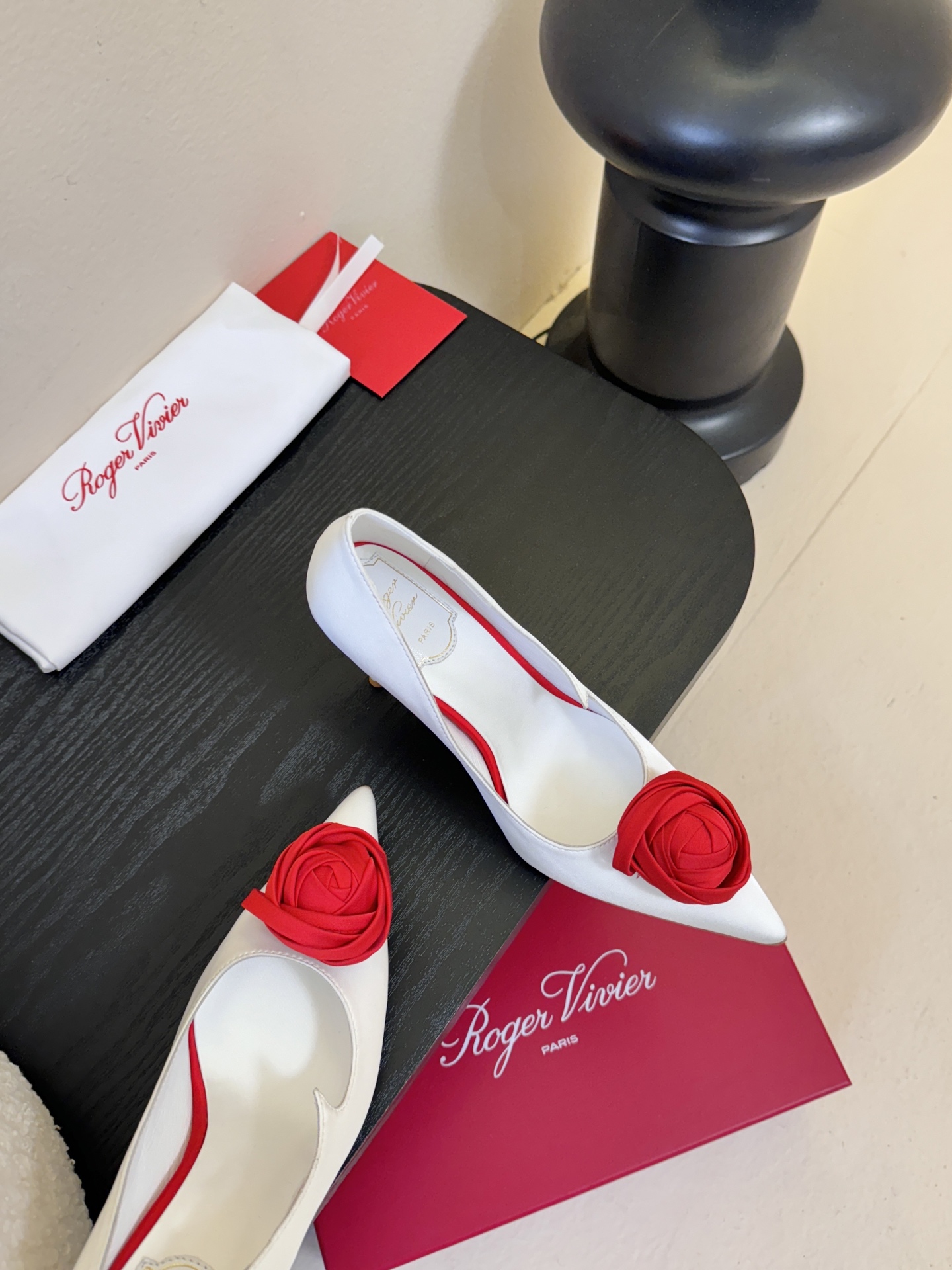 Roger Vivier罗杰·维维亚2026春夏最新款时装鞋超多明星网红种草 经典的尖头设计 玫瑰花扣装