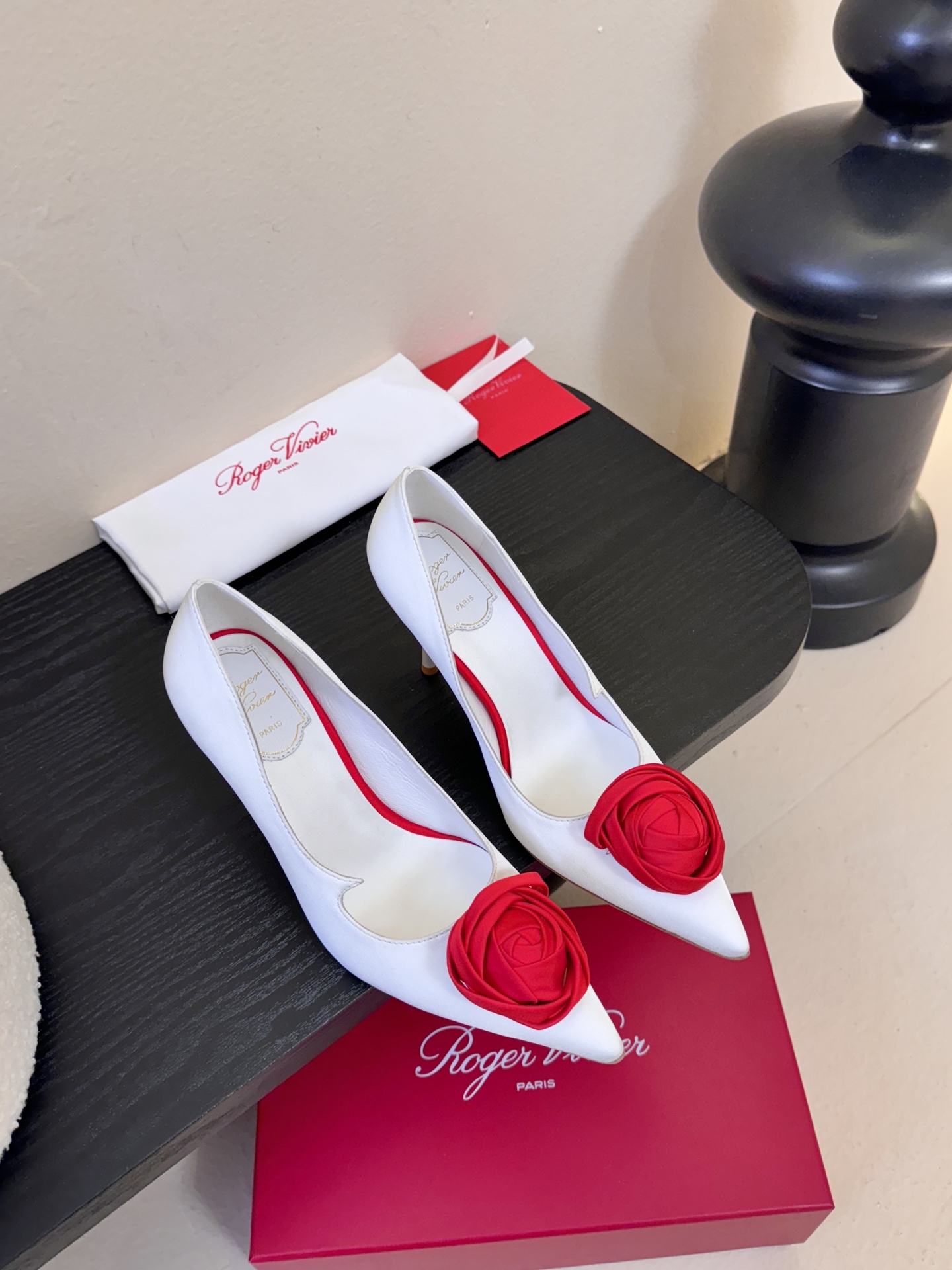 Roger Vivier罗杰·维维亚2026春夏最新款时装鞋超多明星网红种草 经典的尖头设计 玫瑰花扣装