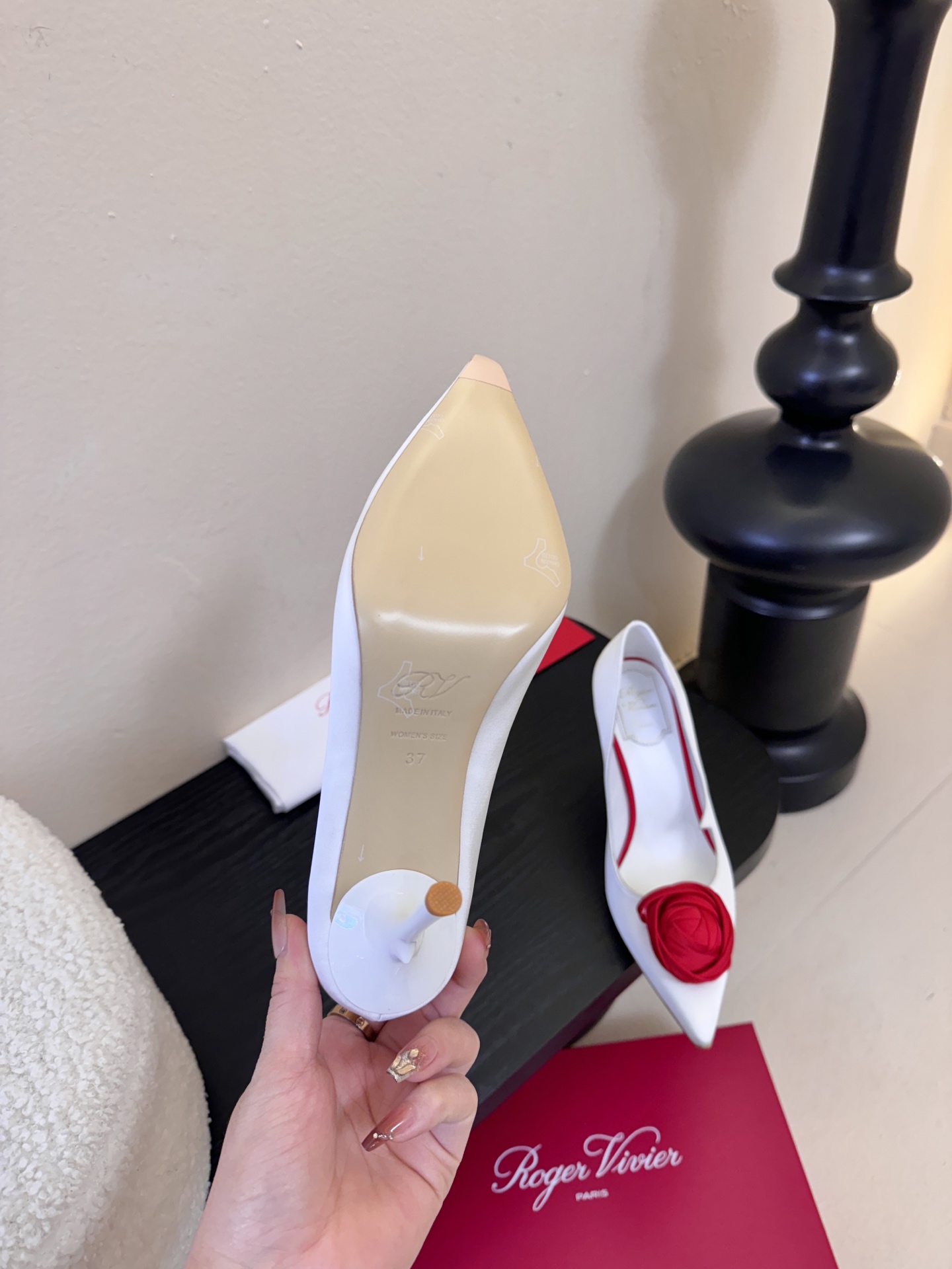 Roger Vivier罗杰·维维亚2026春夏最新款时装鞋超多明星网红种草 经典的尖头设计 玫瑰花扣装