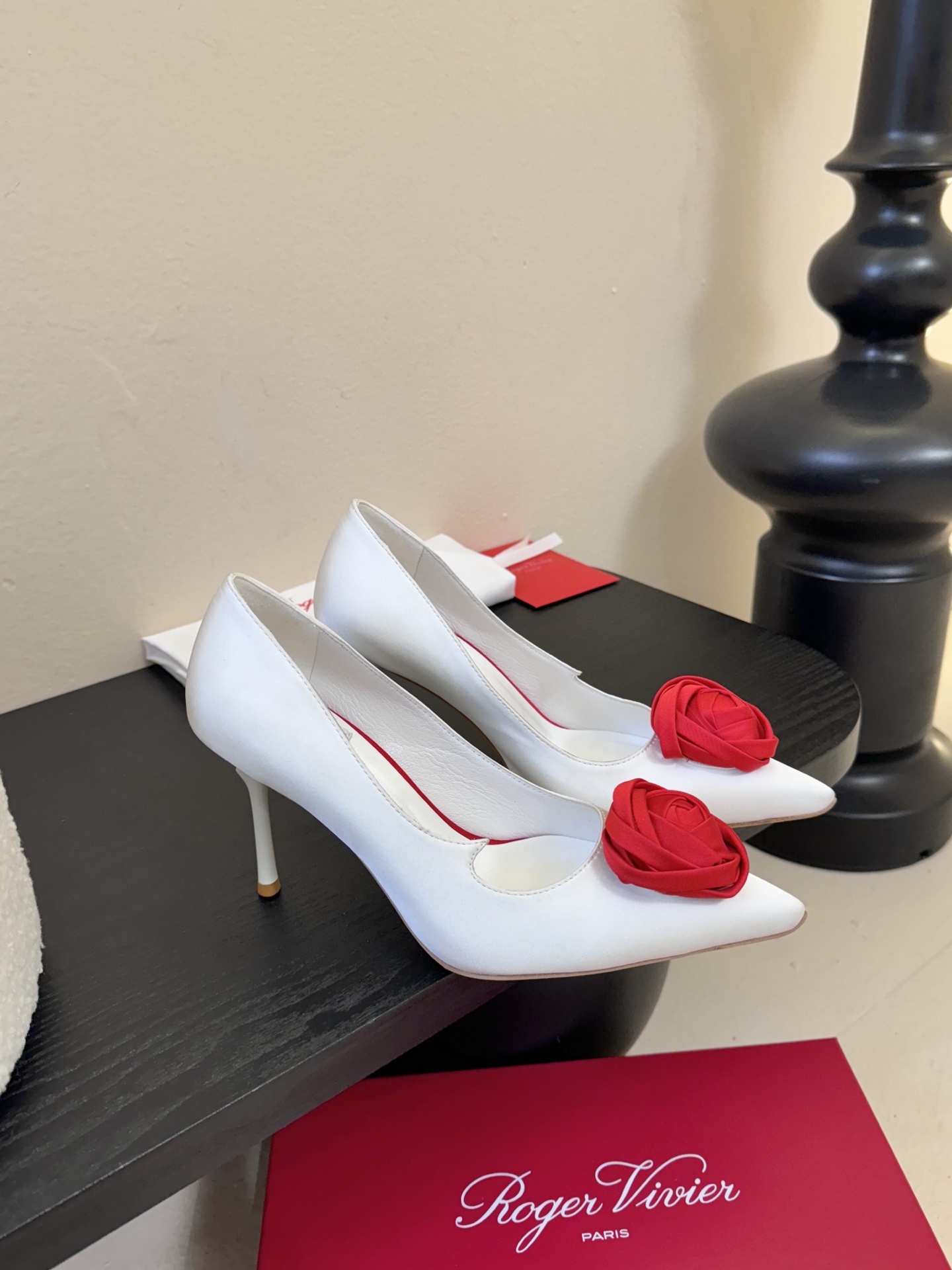 Roger Vivier罗杰·维维亚2026春夏最新款时装鞋超多明星网红种草 经典的尖头设计 玫瑰花扣装