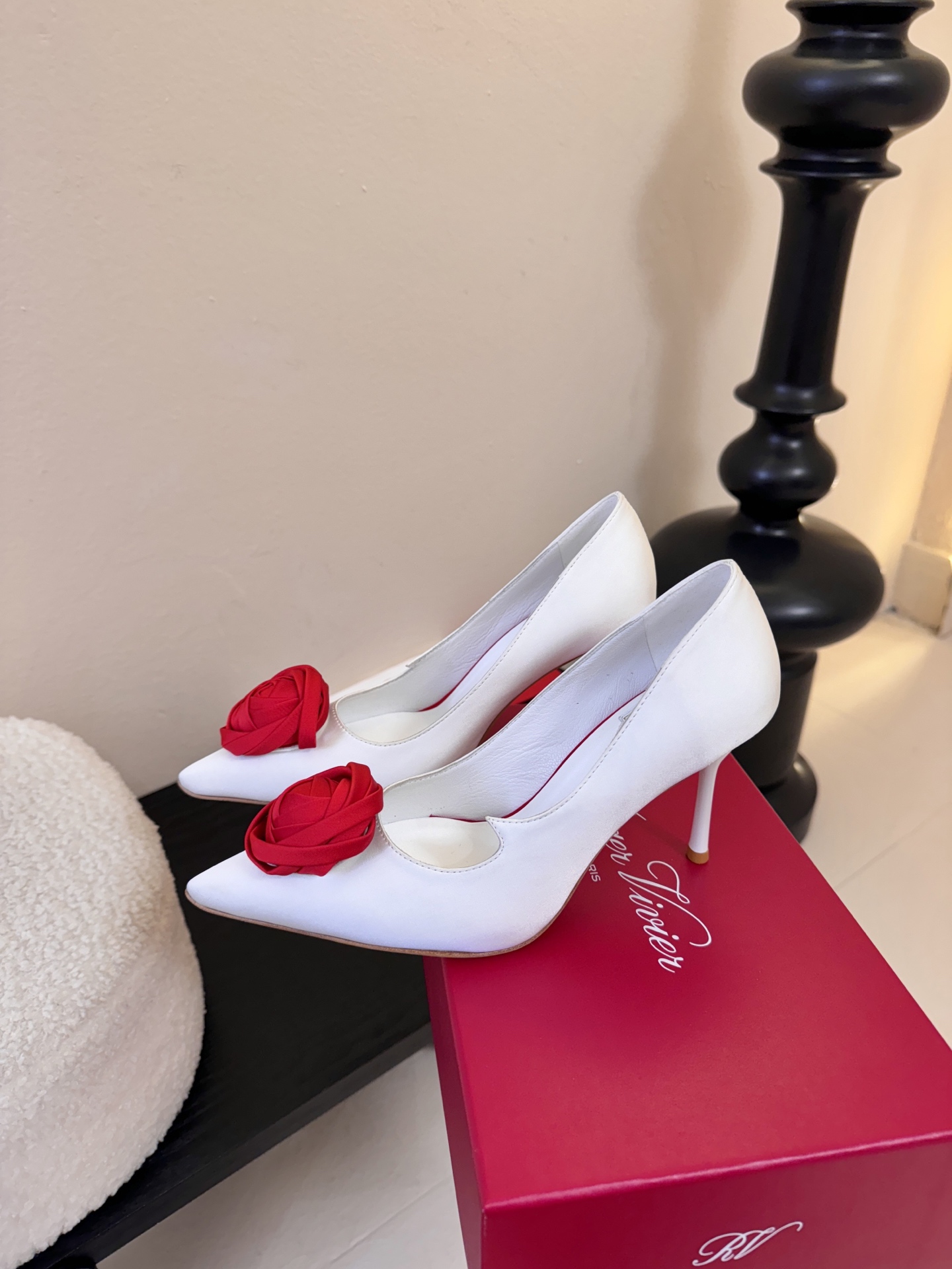 Roger Vivier罗杰·维维亚2026春夏最新款时装鞋超多明星网红种草 经典的尖头设计 玫瑰花扣装