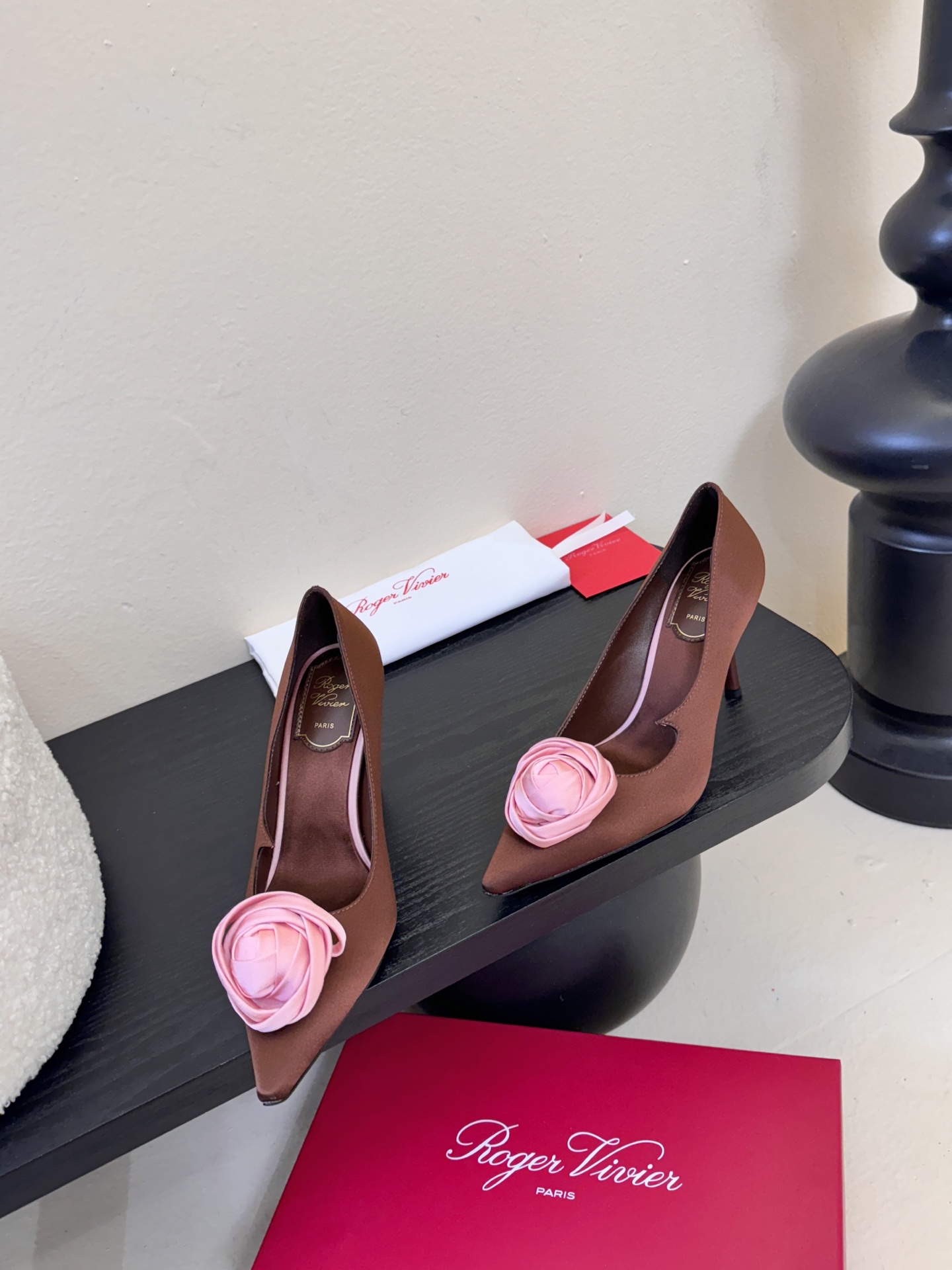 Roger Vivier罗杰·维维亚2026春夏最新款时装鞋超多明星网红种草 经典的尖头设计 玫瑰花扣装