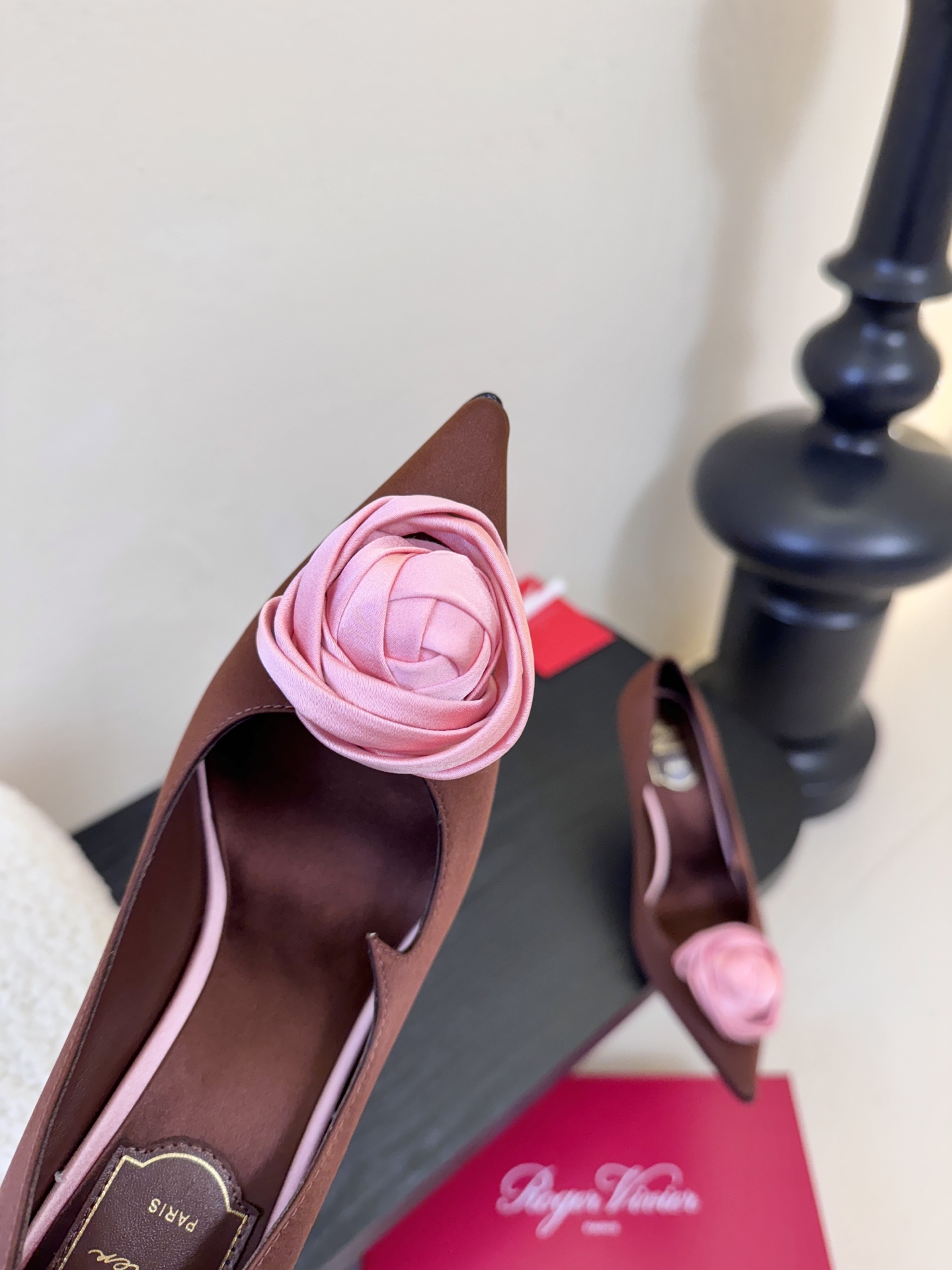 Roger Vivier罗杰·维维亚2026春夏最新款时装鞋超多明星网红种草 经典的尖头设计 玫瑰花扣装