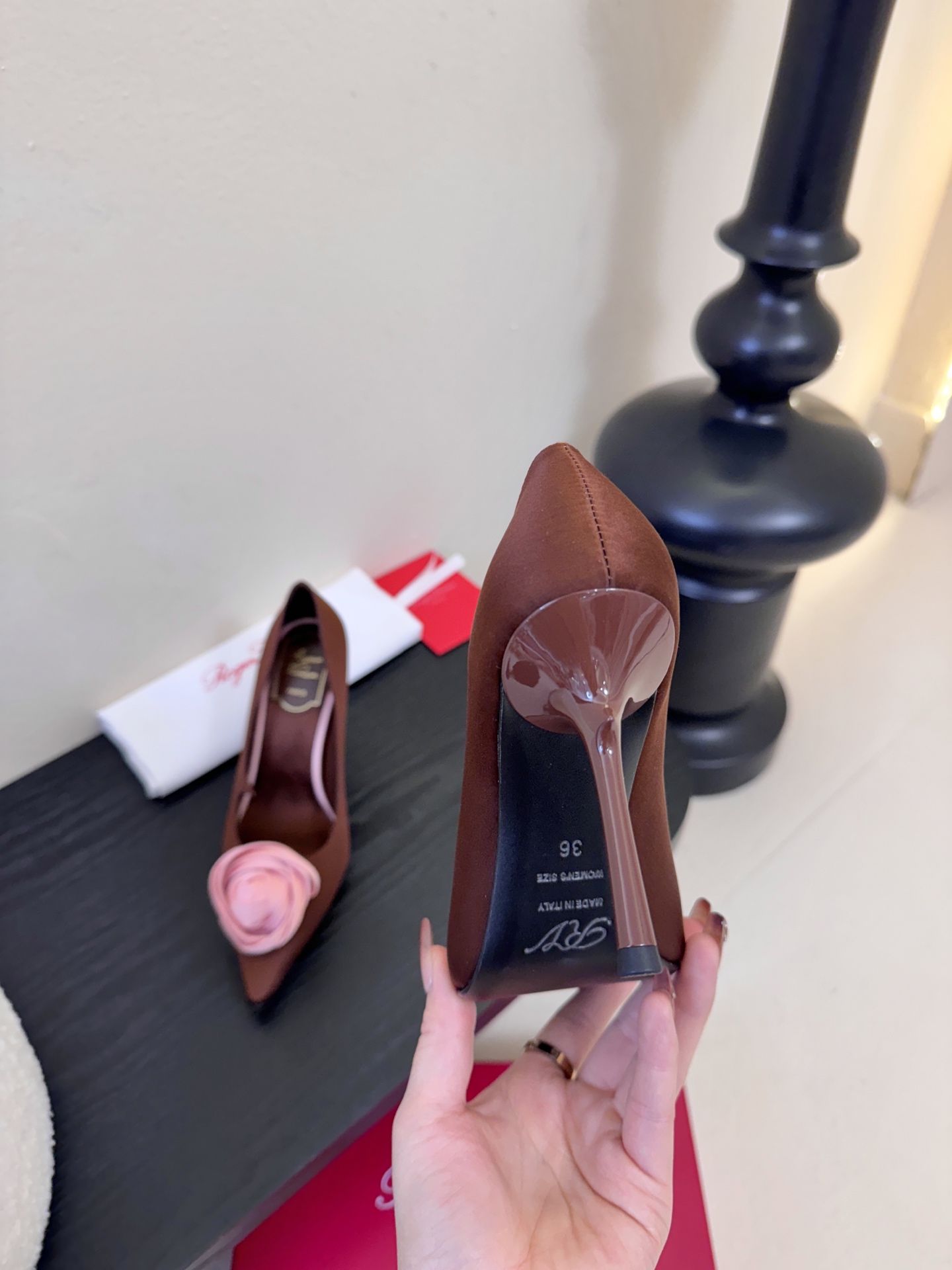 Roger Vivier罗杰·维维亚2026春夏最新款时装鞋超多明星网红种草 经典的尖头设计 玫瑰花扣装