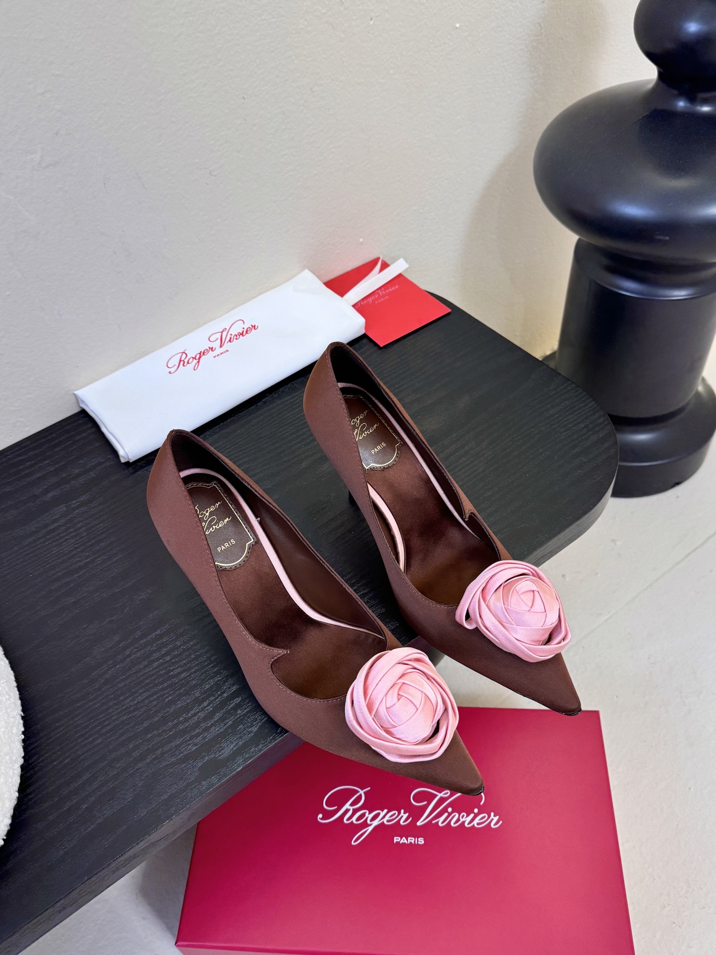 Roger Vivier罗杰·维维亚2026春夏最新款时装鞋超多明星网红种草 经典的尖头设计 玫瑰花扣装