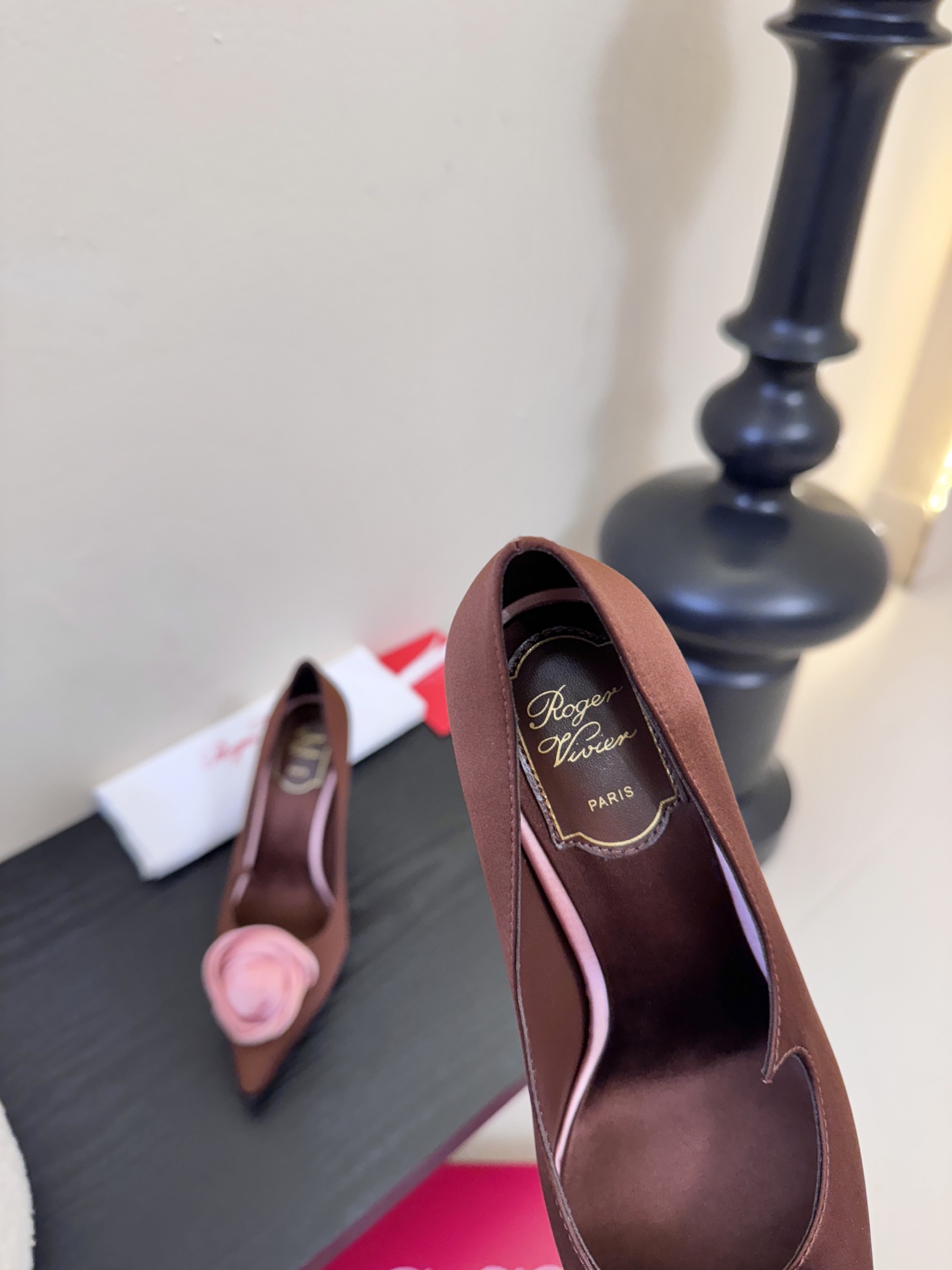 Roger Vivier罗杰·维维亚2026春夏最新款时装鞋超多明星网红种草 经典的尖头设计 玫瑰花扣装