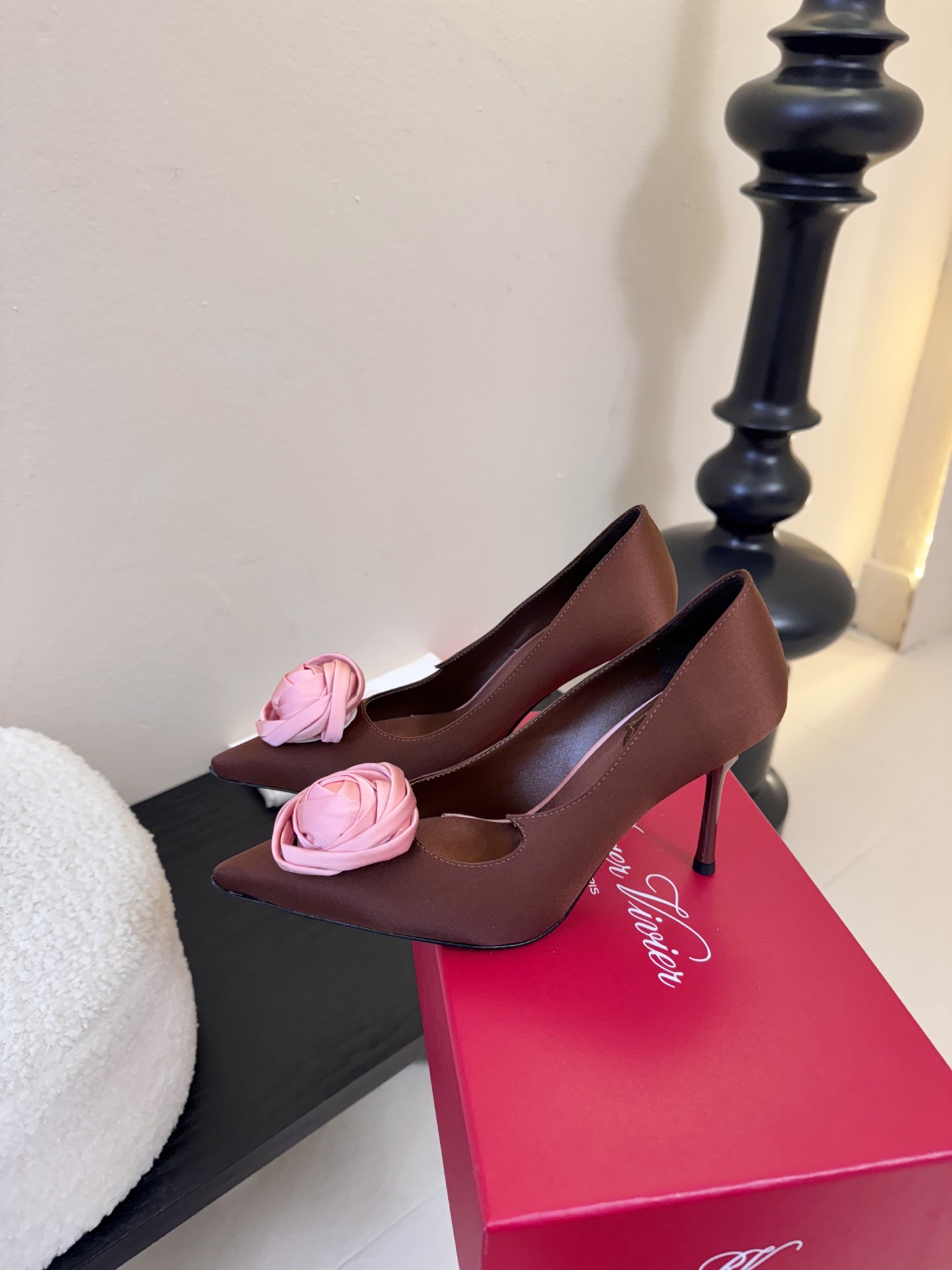 Roger Vivier罗杰·维维亚2026春夏最新款时装鞋超多明星网红种草 经典的尖头设计 玫瑰花扣装