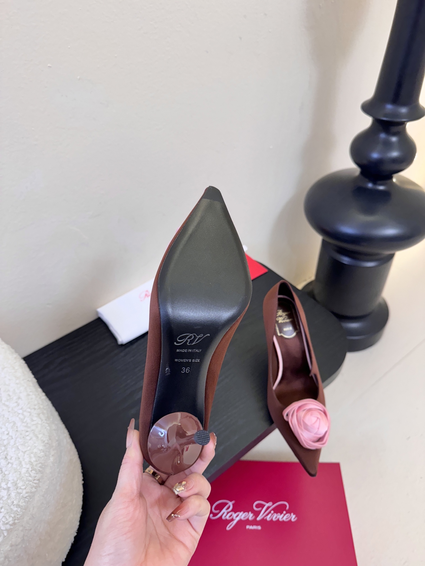 Roger Vivier罗杰·维维亚2026春夏最新款时装鞋超多明星网红种草 经典的尖头设计 玫瑰花扣装