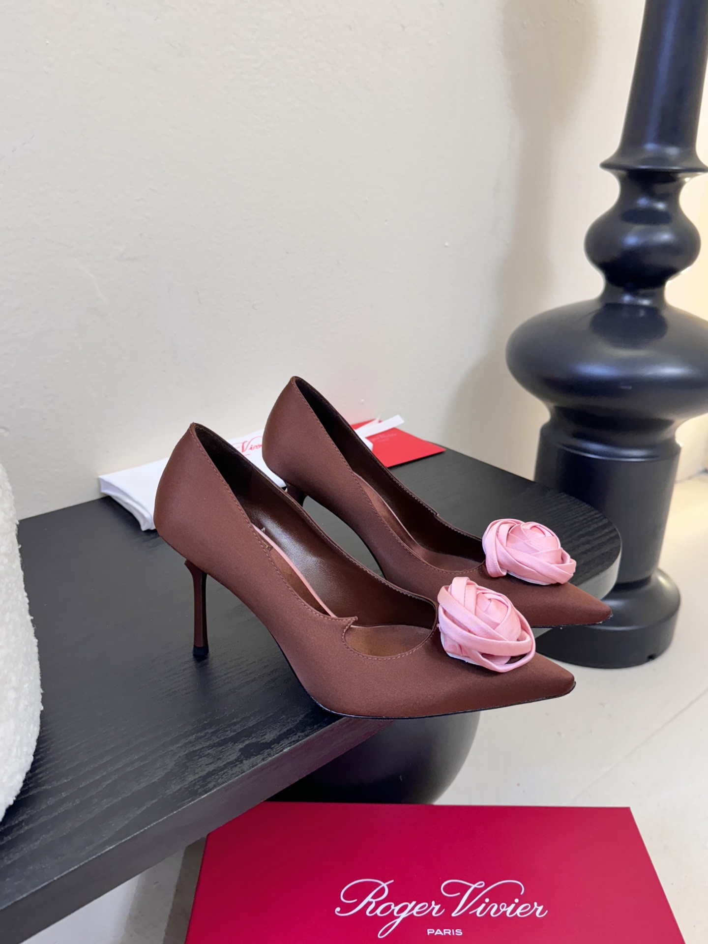 Roger Vivier罗杰·维维亚2026春夏最新款时装鞋超多明星网红种草 经典的尖头设计 玫瑰花扣装