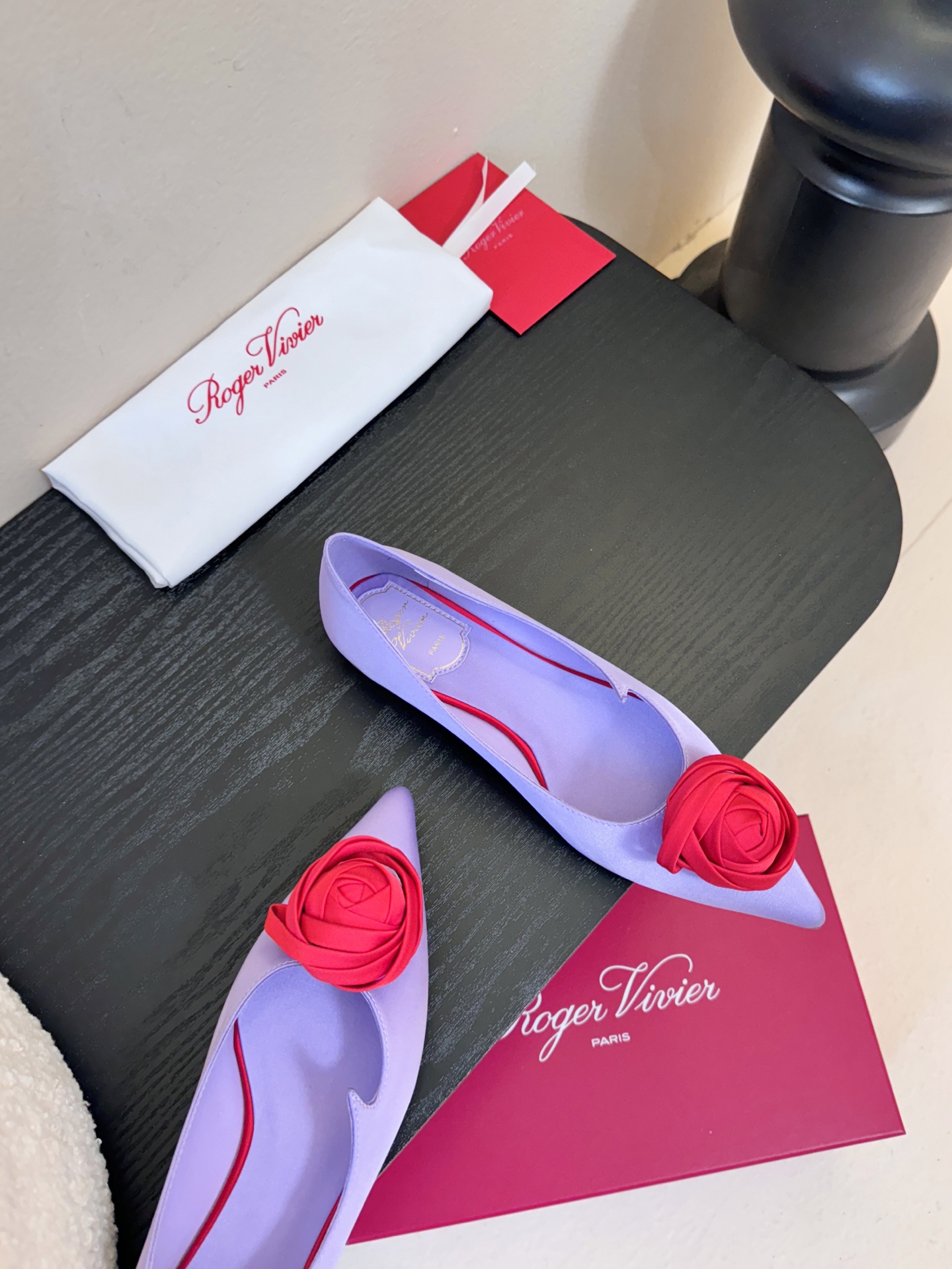 Roger Vivier罗杰·维维亚2026春夏最新款时装鞋超多明星网红种草 经典的尖头设计 玫瑰花扣装