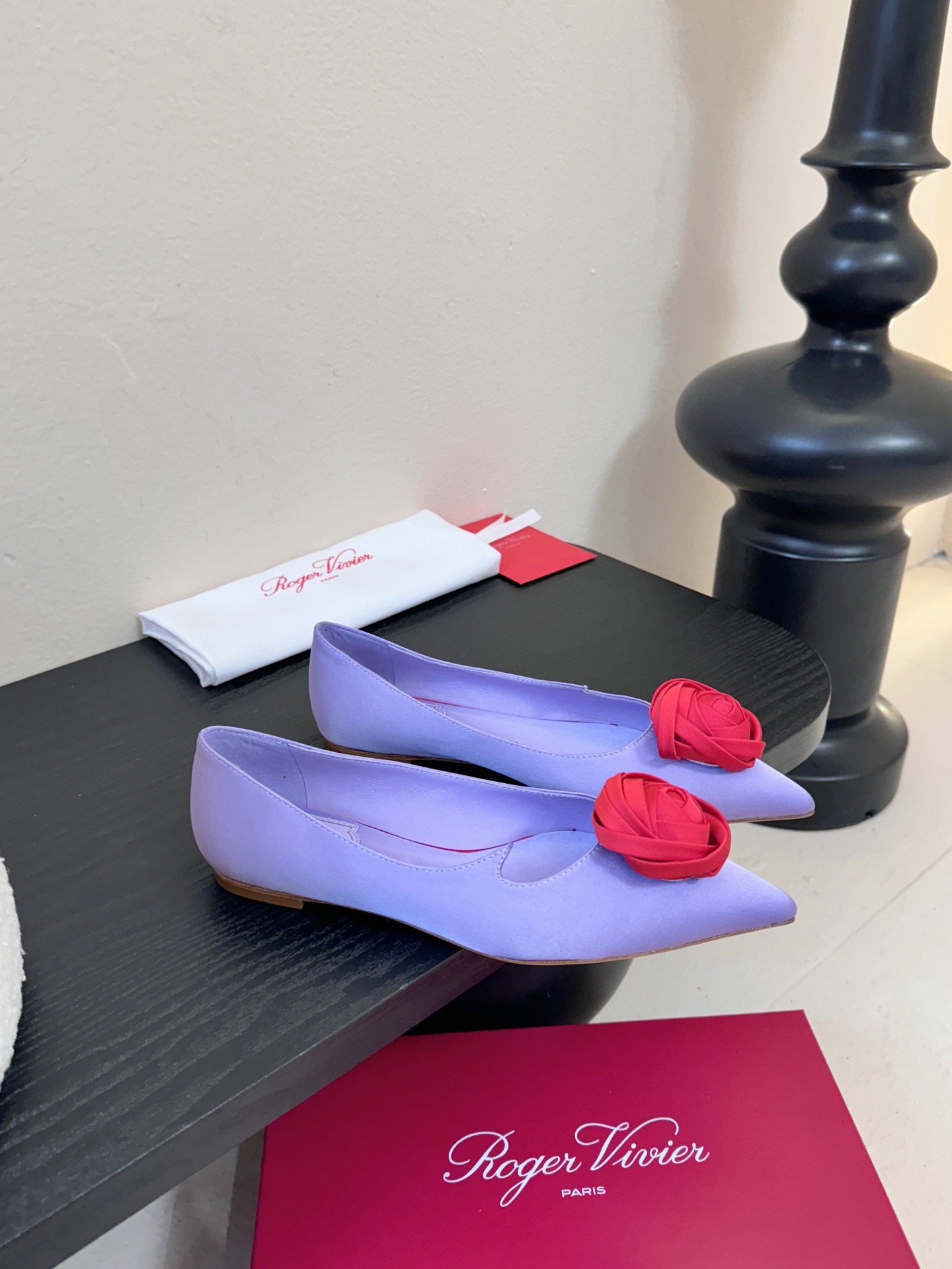 Roger Vivier罗杰·维维亚2026春夏最新款时装鞋超多明星网红种草 经典的尖头设计 玫瑰花扣装