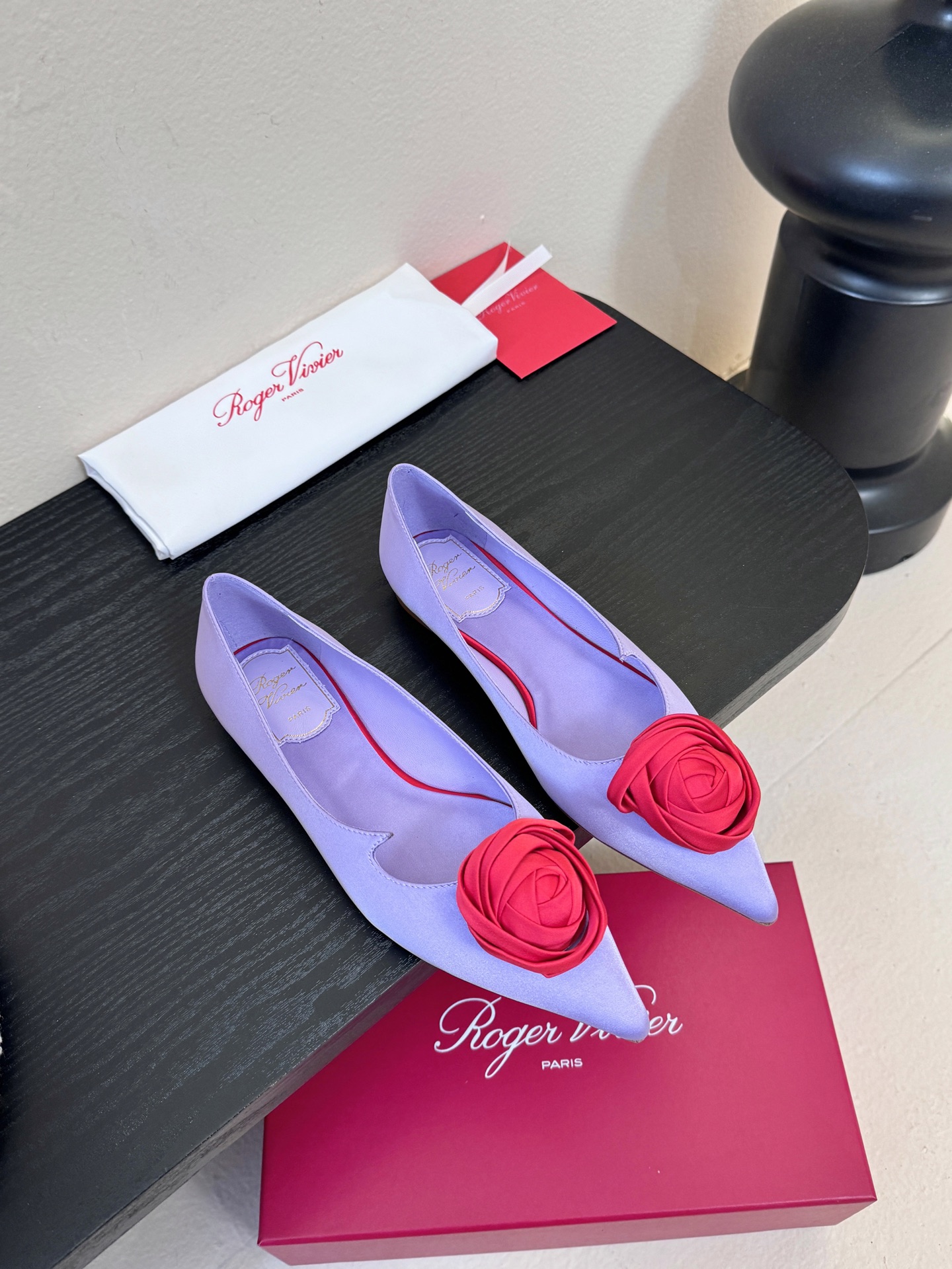 Roger Vivier罗杰·维维亚2026春夏最新款时装鞋超多明星网红种草 经典的尖头设计 玫瑰花扣装