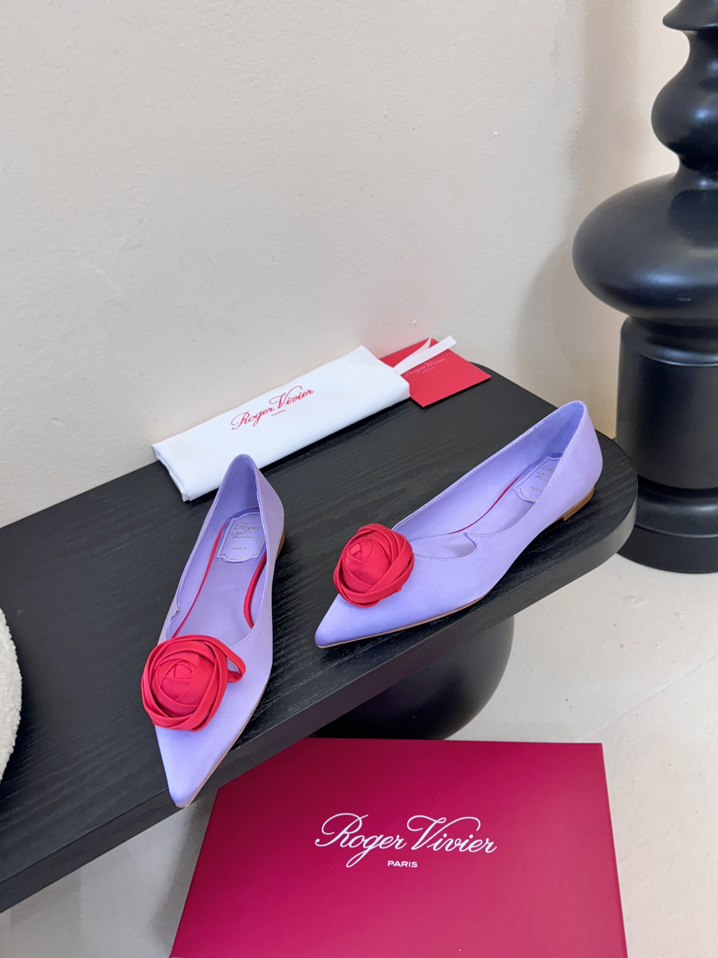Roger Vivier罗杰·维维亚2026春夏最新款时装鞋超多明星网红种草 经典的尖头设计 玫瑰花扣装