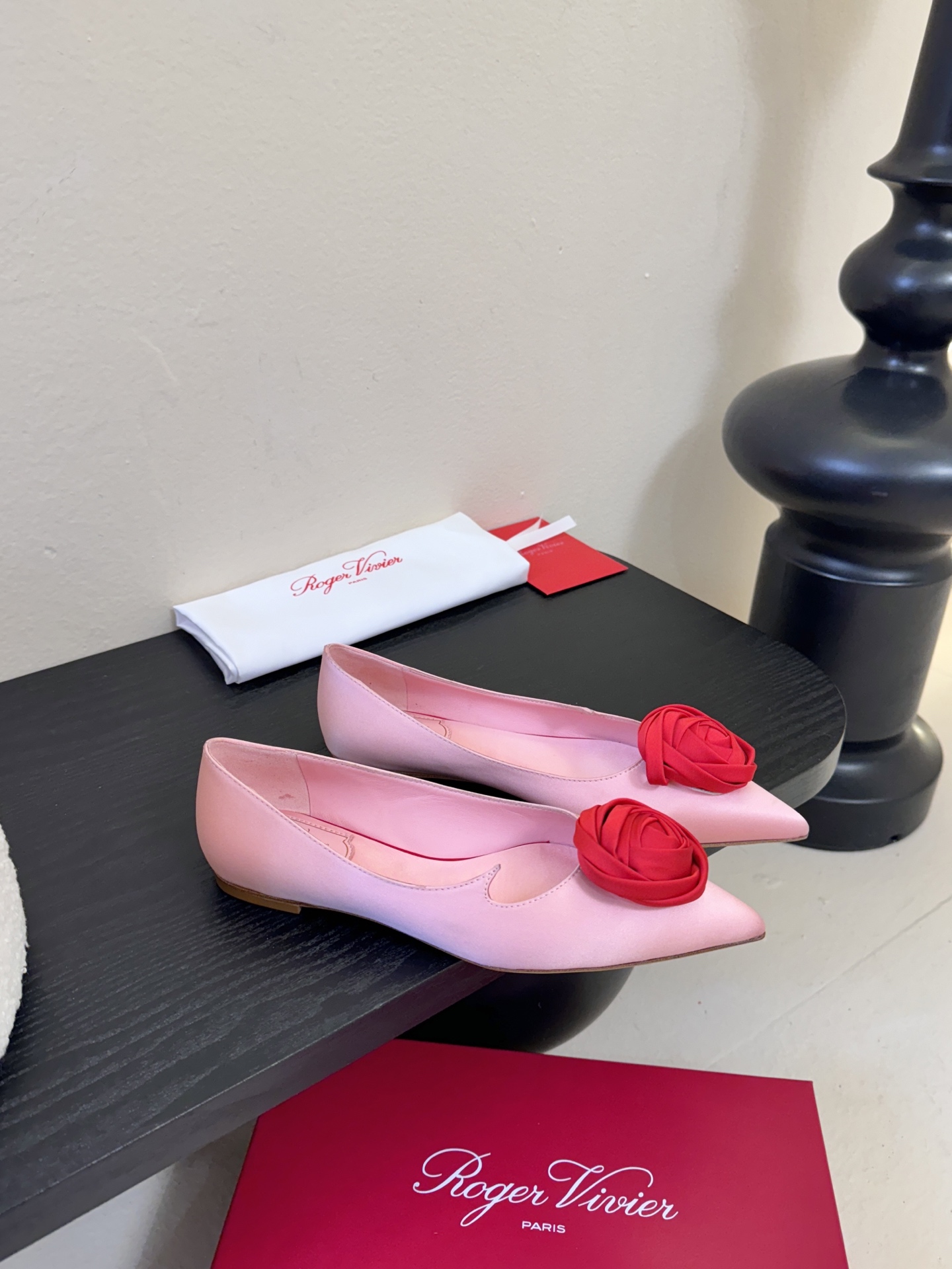 Roger Vivier罗杰·维维亚2026春夏最新款时装鞋超多明星网红种草 经典的尖头设计 玫瑰花扣装