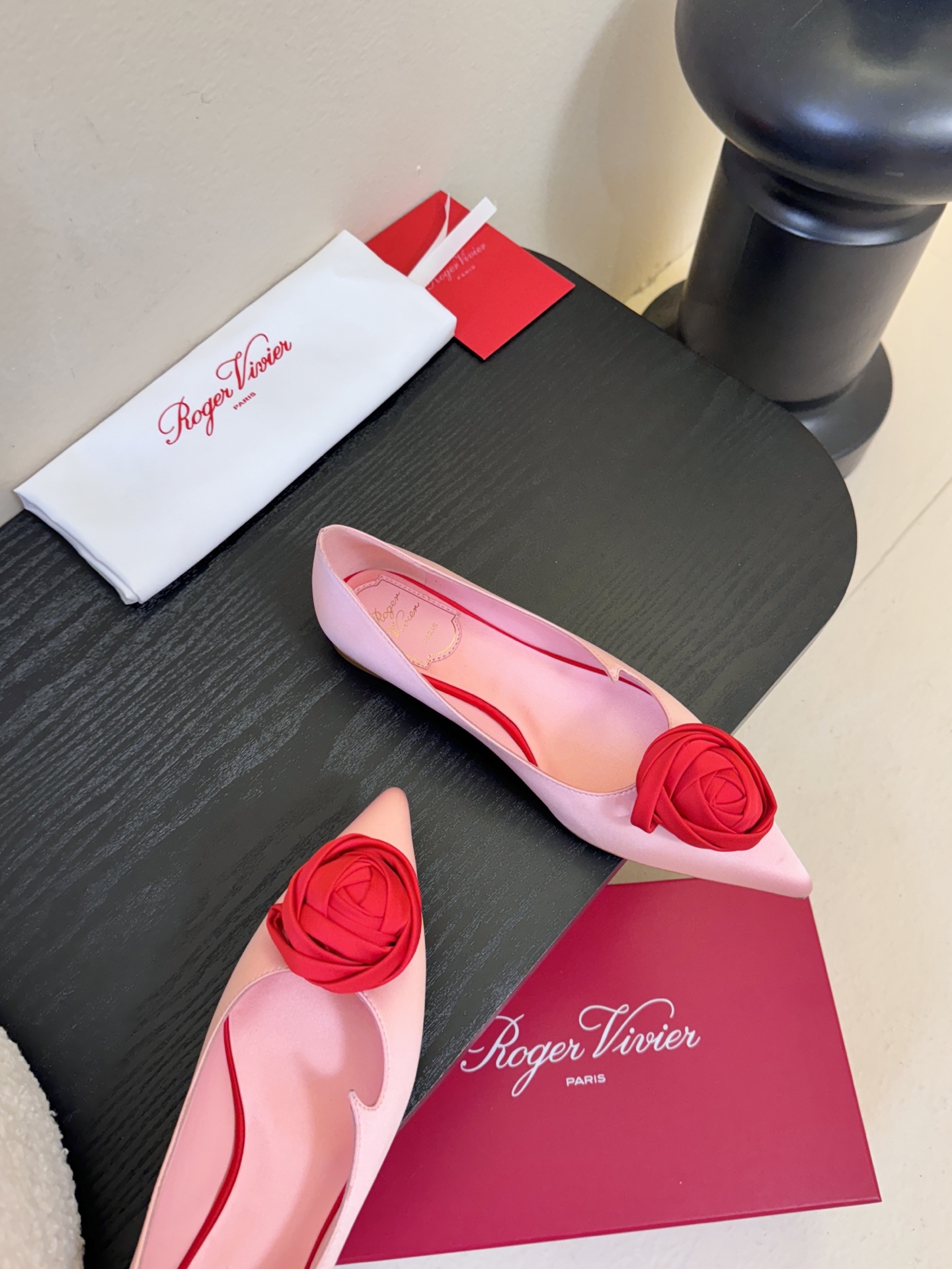 Roger Vivier罗杰·维维亚2026春夏最新款时装鞋超多明星网红种草 经典的尖头设计 玫瑰花扣装