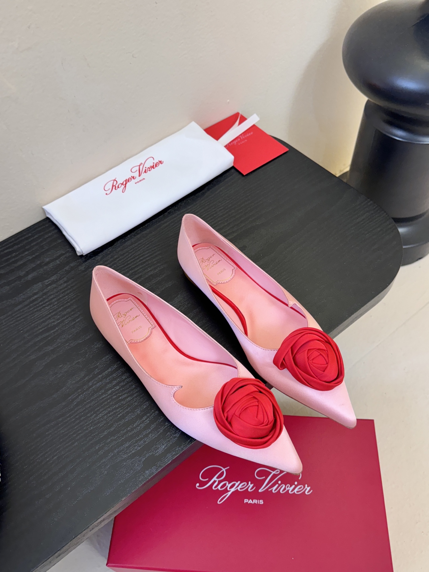 Roger Vivier罗杰·维维亚2026春夏最新款时装鞋超多明星网红种草 经典的尖头设计 玫瑰花扣装
