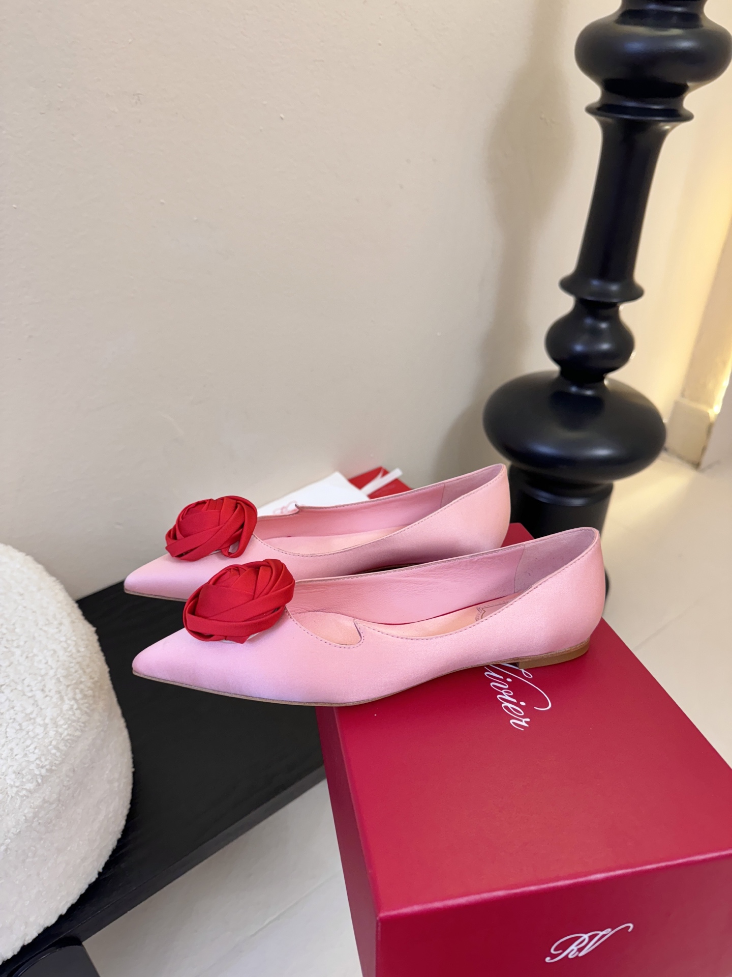 Roger Vivier罗杰·维维亚2026春夏最新款时装鞋超多明星网红种草 经典的尖头设计 玫瑰花扣装