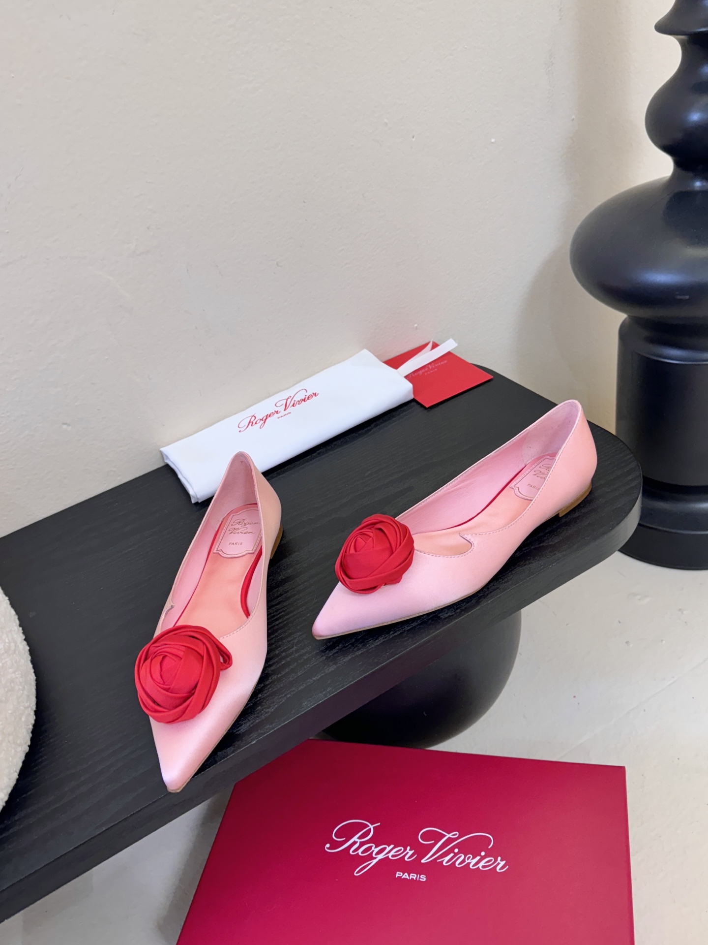Roger Vivier罗杰·维维亚2026春夏最新款时装鞋超多明星网红种草 经典的尖头设计 玫瑰花扣装