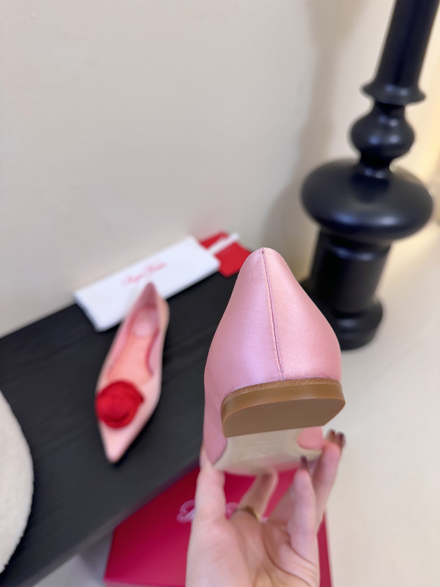 Roger Vivier罗杰·维维亚2026春夏最新款时装鞋超多明星网红种草 经典的尖头设计 玫瑰花扣装