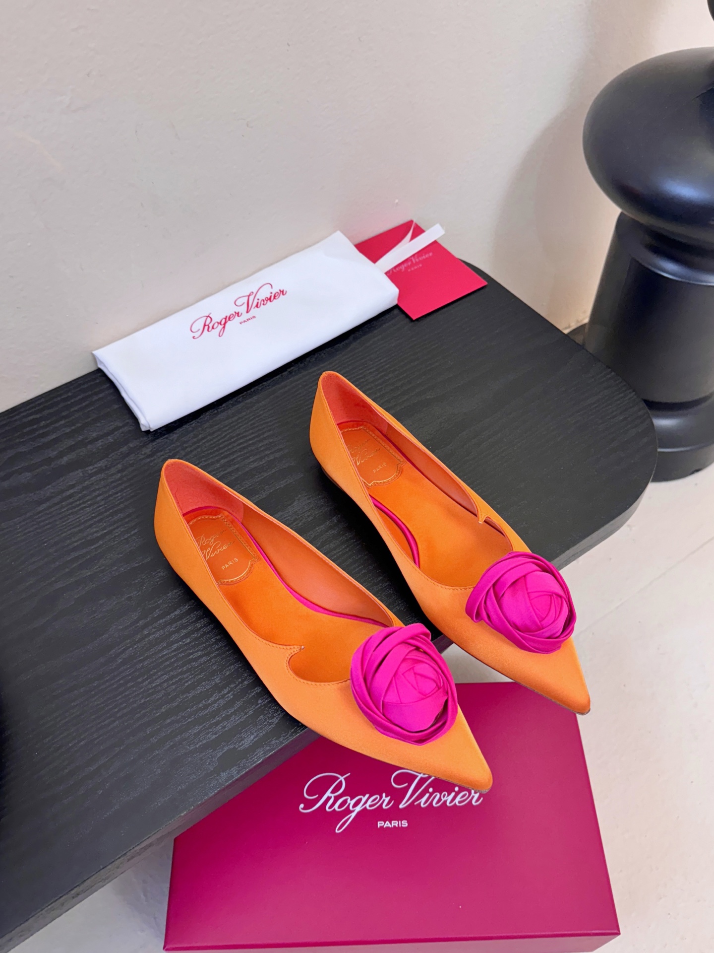 Roger Vivier罗杰·维维亚2026春夏最新款时装鞋超多明星网红种草 经典的尖头设计 玫瑰花扣装