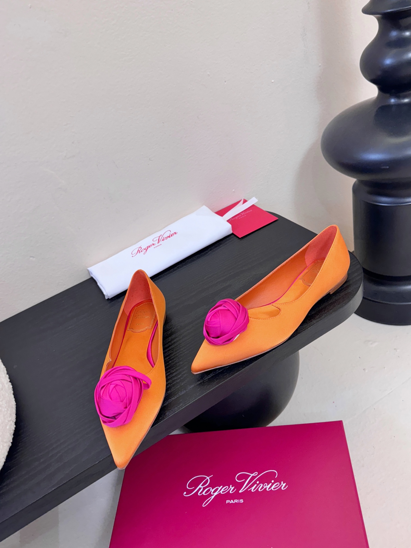 Roger Vivier罗杰·维维亚2026春夏最新款时装鞋超多明星网红种草 经典的尖头设计 玫瑰花扣装