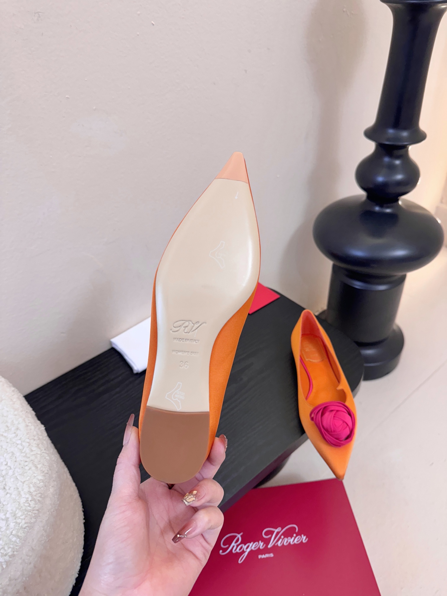 Roger Vivier罗杰·维维亚2026春夏最新款时装鞋超多明星网红种草 经典的尖头设计 玫瑰花扣装