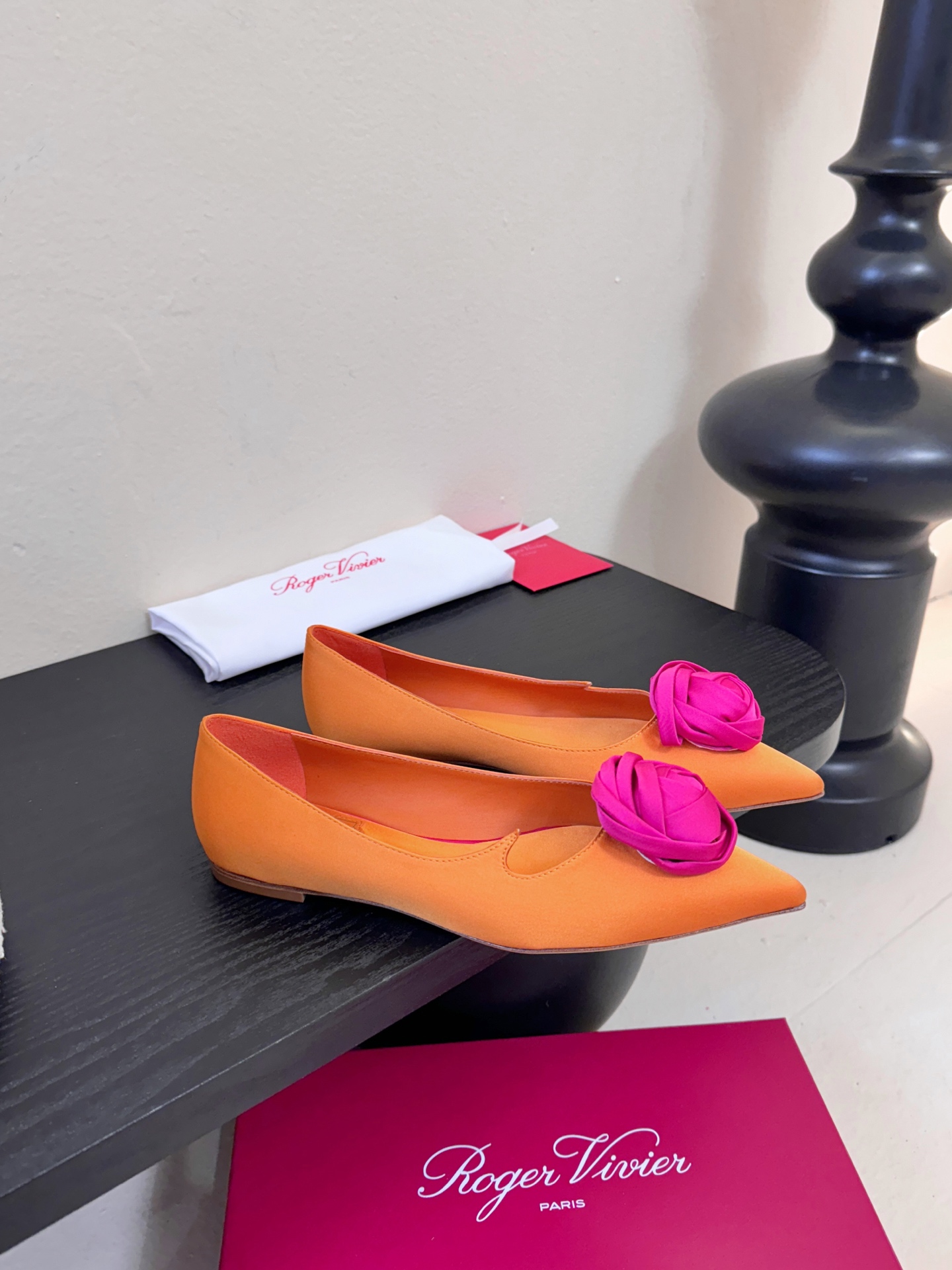 Roger Vivier罗杰·维维亚2026春夏最新款时装鞋超多明星网红种草 经典的尖头设计 玫瑰花扣装