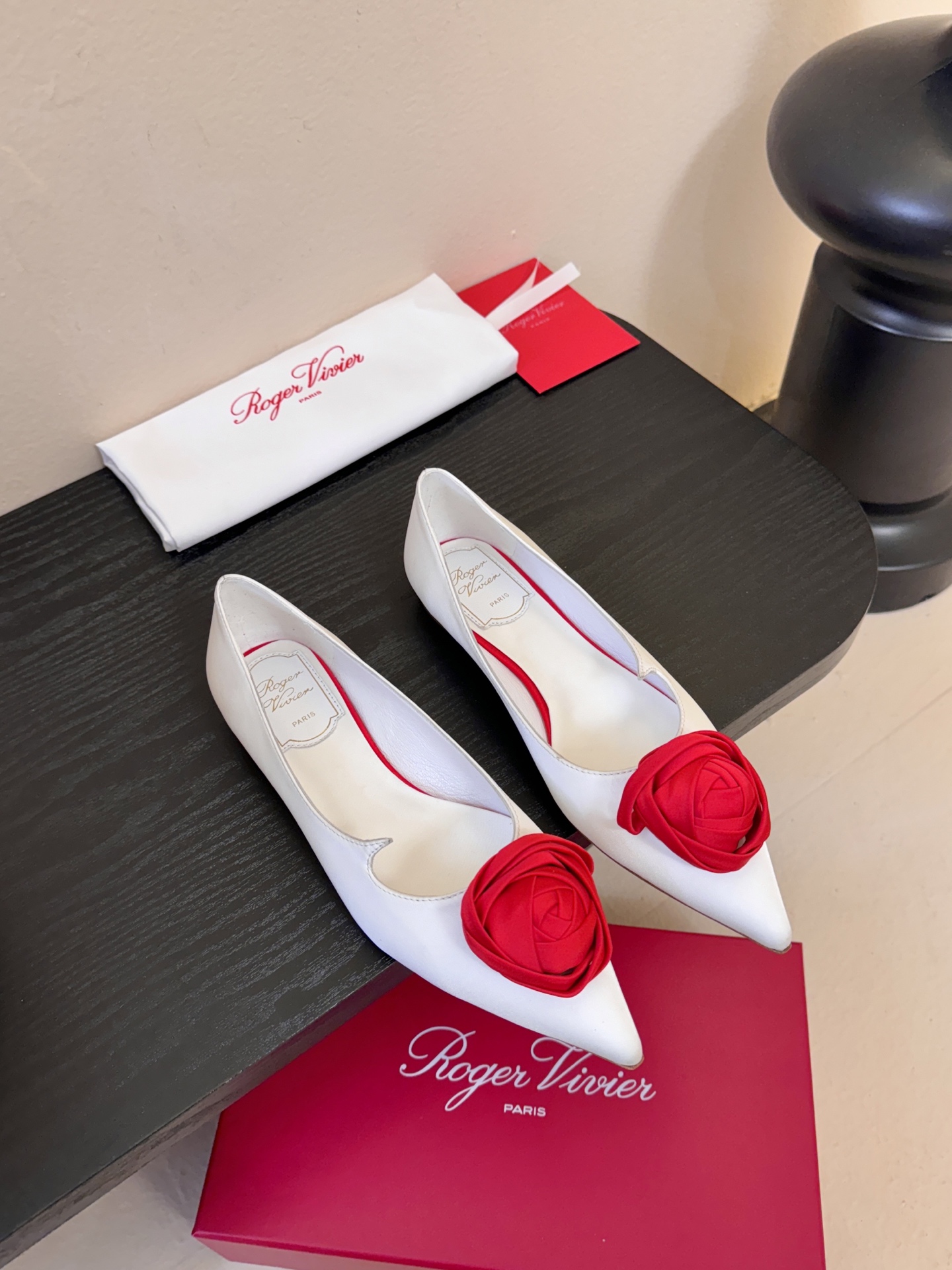 Roger Vivier罗杰·维维亚2026春夏最新款时装鞋超多明星网红种草 经典的尖头设计 玫瑰花扣装