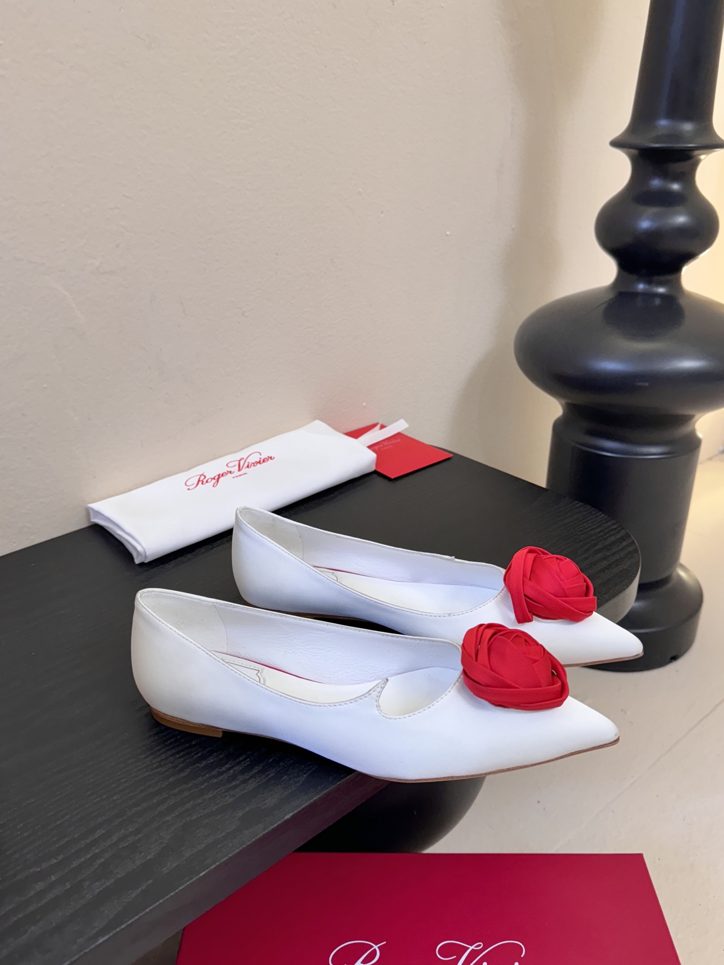 Roger Vivier罗杰·维维亚2026春夏最新款时装鞋超多明星网红种草 经典的尖头设计 玫瑰花扣装