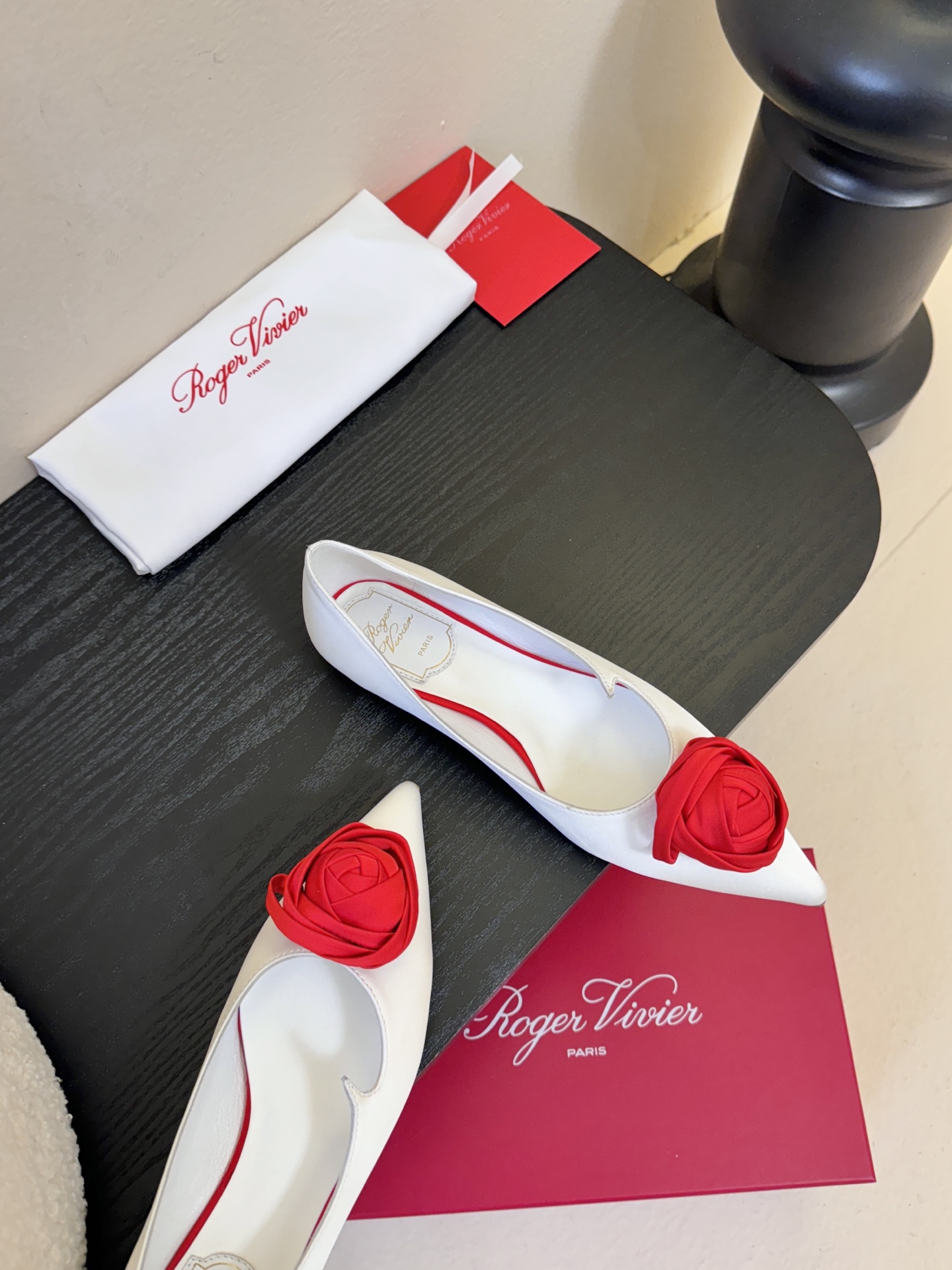 Roger Vivier罗杰·维维亚2026春夏最新款时装鞋超多明星网红种草 经典的尖头设计 玫瑰花扣装