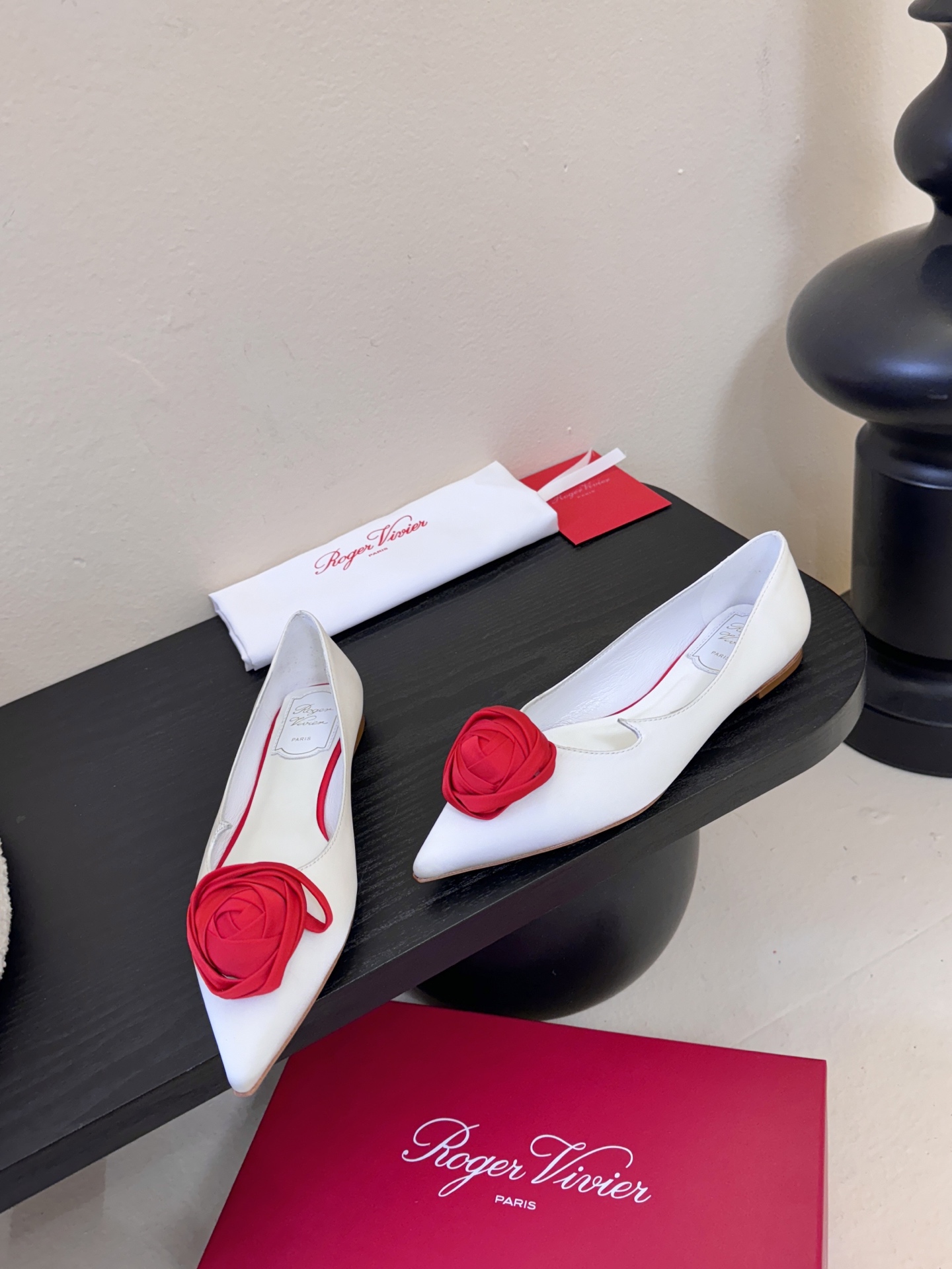 Roger Vivier罗杰·维维亚2026春夏最新款时装鞋超多明星网红种草 经典的尖头设计 玫瑰花扣装