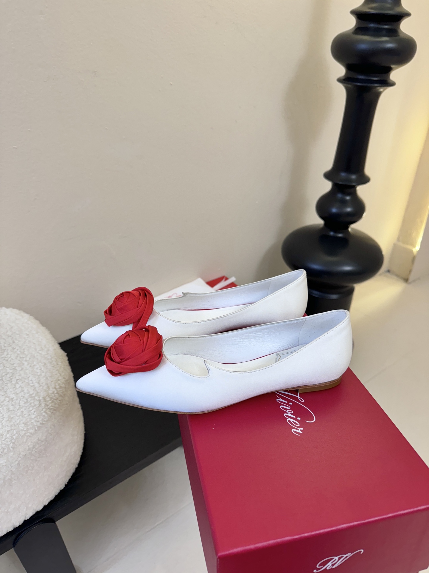 Roger Vivier罗杰·维维亚2026春夏最新款时装鞋超多明星网红种草 经典的尖头设计 玫瑰花扣装