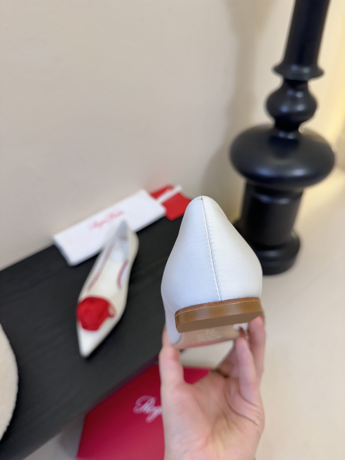 Roger Vivier罗杰·维维亚2026春夏最新款时装鞋超多明星网红种草 经典的尖头设计 玫瑰花扣装