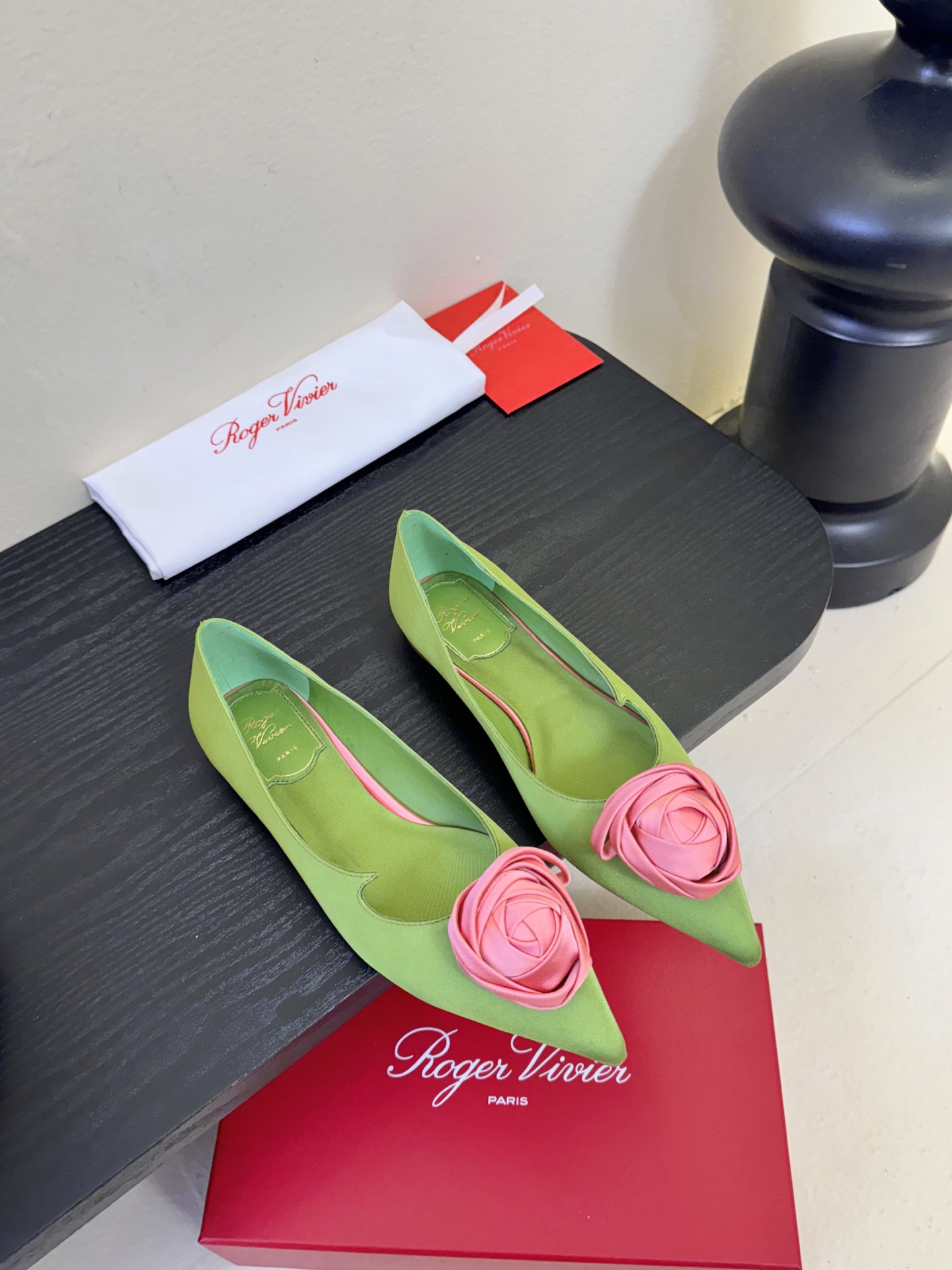 Roger Vivier罗杰·维维亚2026春夏最新款时装鞋超多明星网红种草 经典的尖头设计 玫瑰花扣装