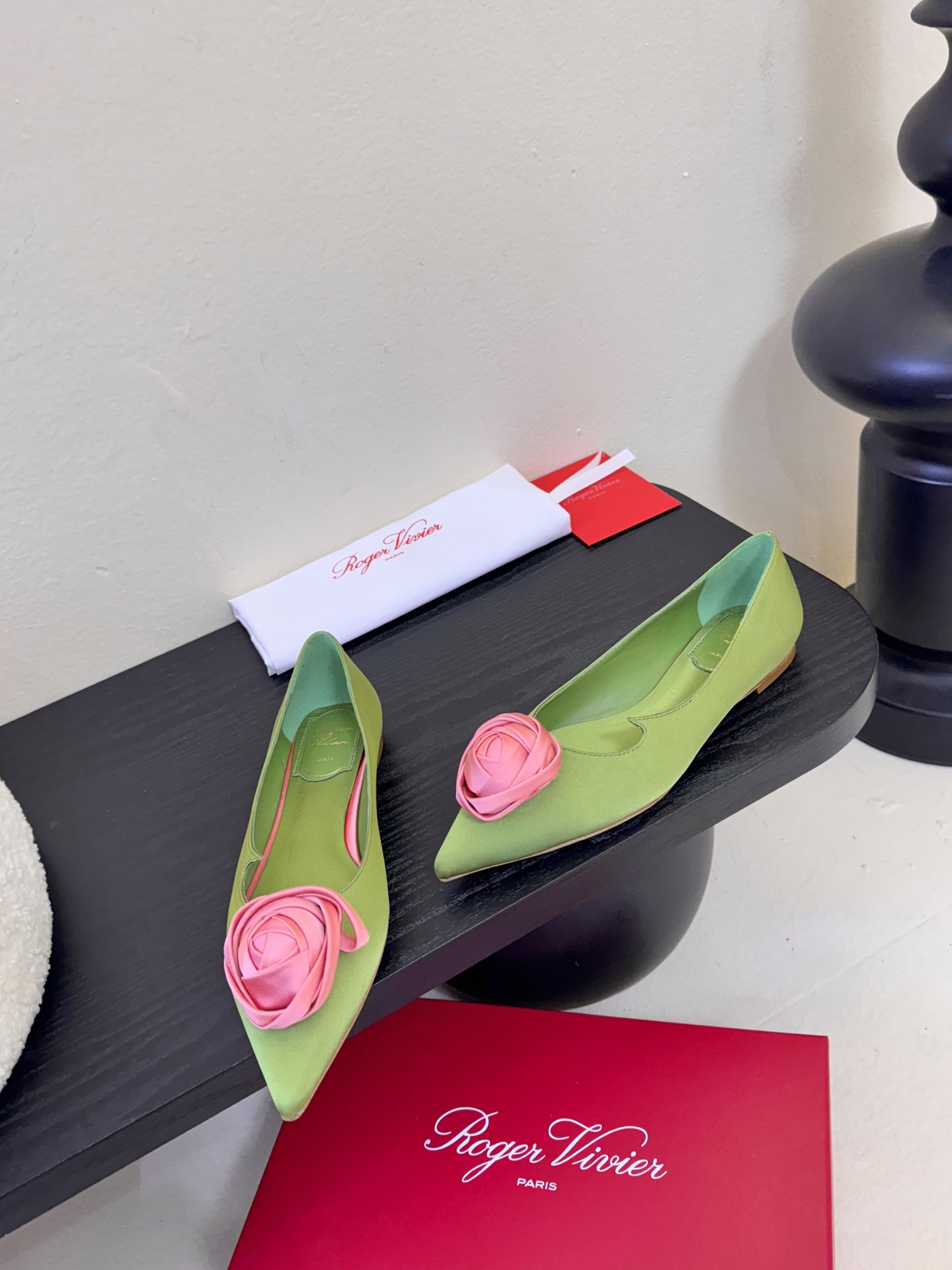 Roger Vivier罗杰·维维亚2026春夏最新款时装鞋超多明星网红种草 经典的尖头设计 玫瑰花扣装