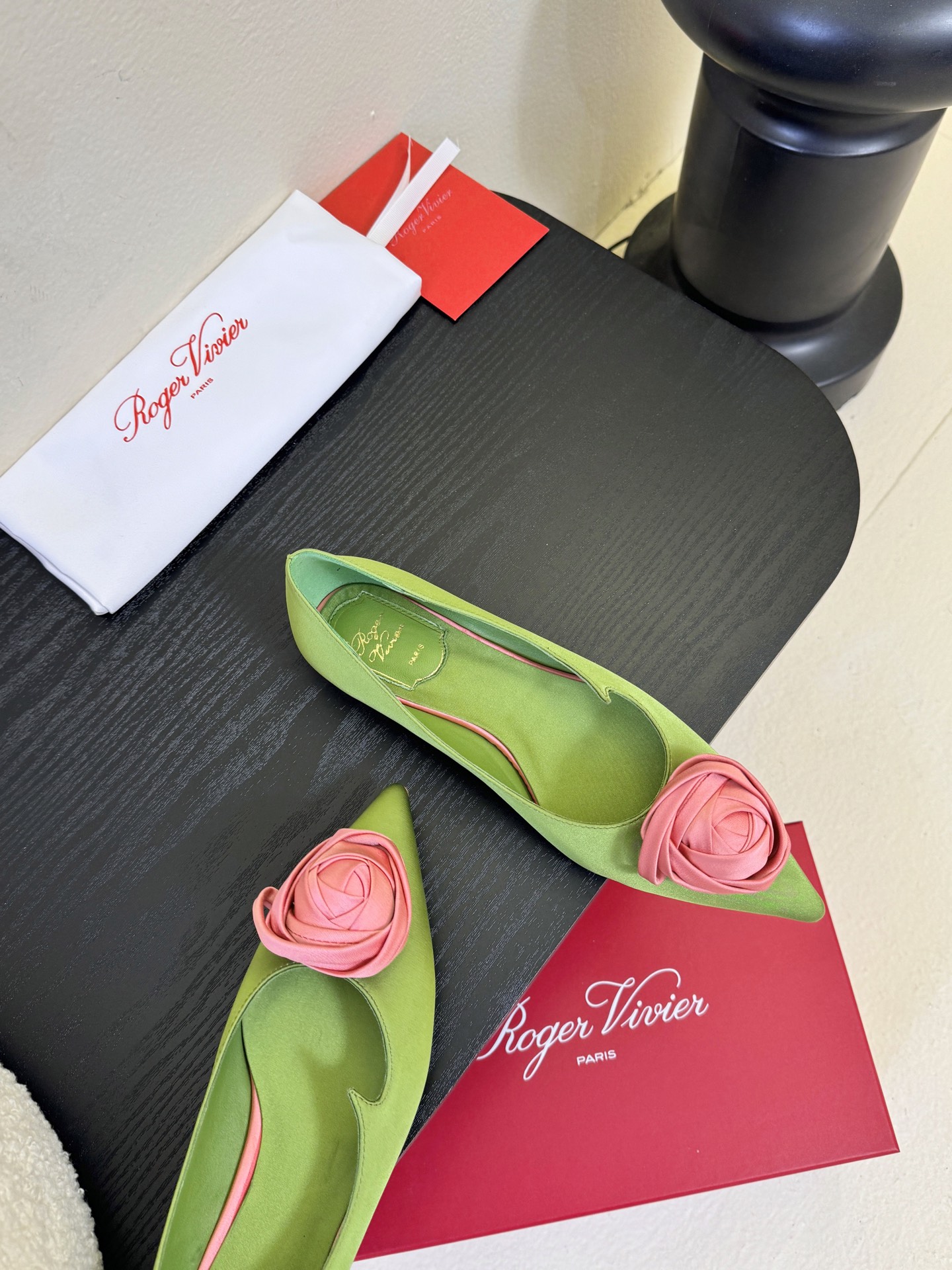 Roger Vivier罗杰·维维亚2026春夏最新款时装鞋超多明星网红种草 经典的尖头设计 玫瑰花扣装