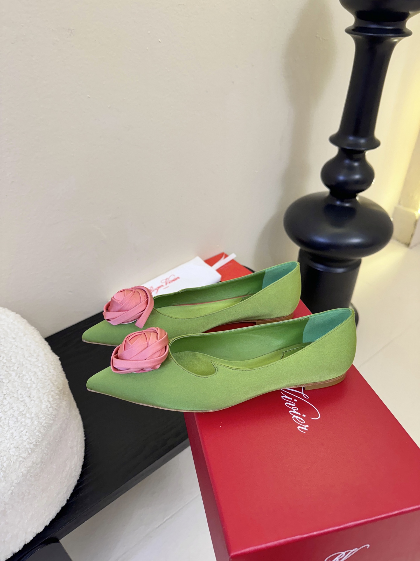 Roger Vivier罗杰·维维亚2026春夏最新款时装鞋超多明星网红种草 经典的尖头设计 玫瑰花扣装