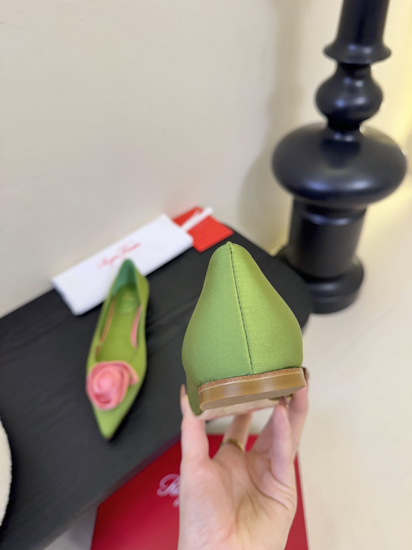 Roger Vivier罗杰·维维亚2026春夏最新款时装鞋超多明星网红种草 经典的尖头设计 玫瑰花扣装