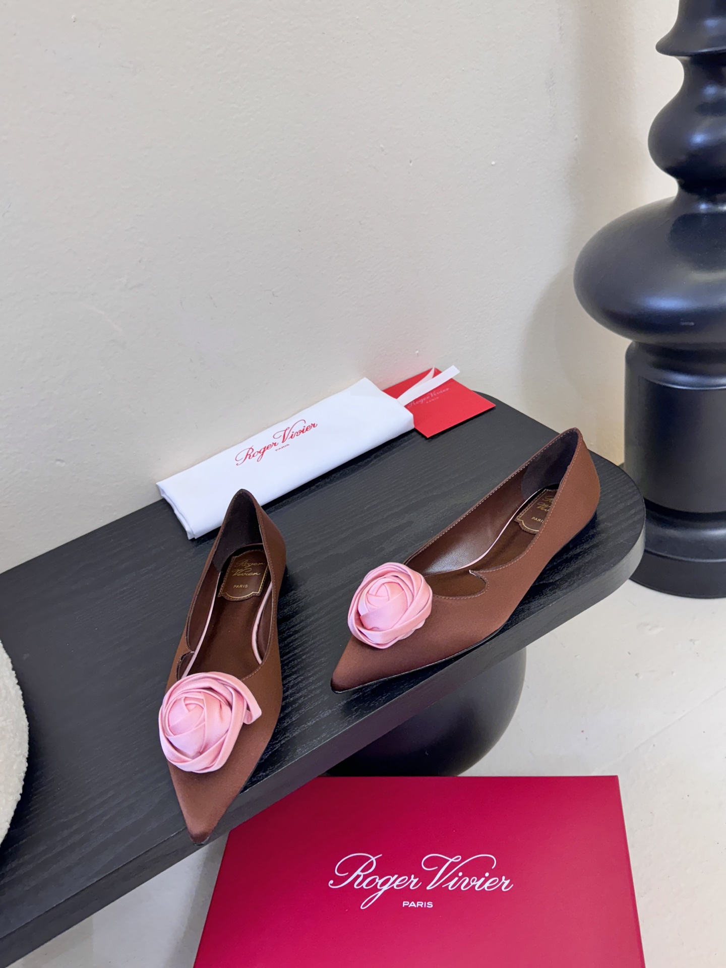 Roger Vivier罗杰·维维亚2026春夏最新款时装鞋超多明星网红种草 经典的尖头设计 玫瑰花扣装