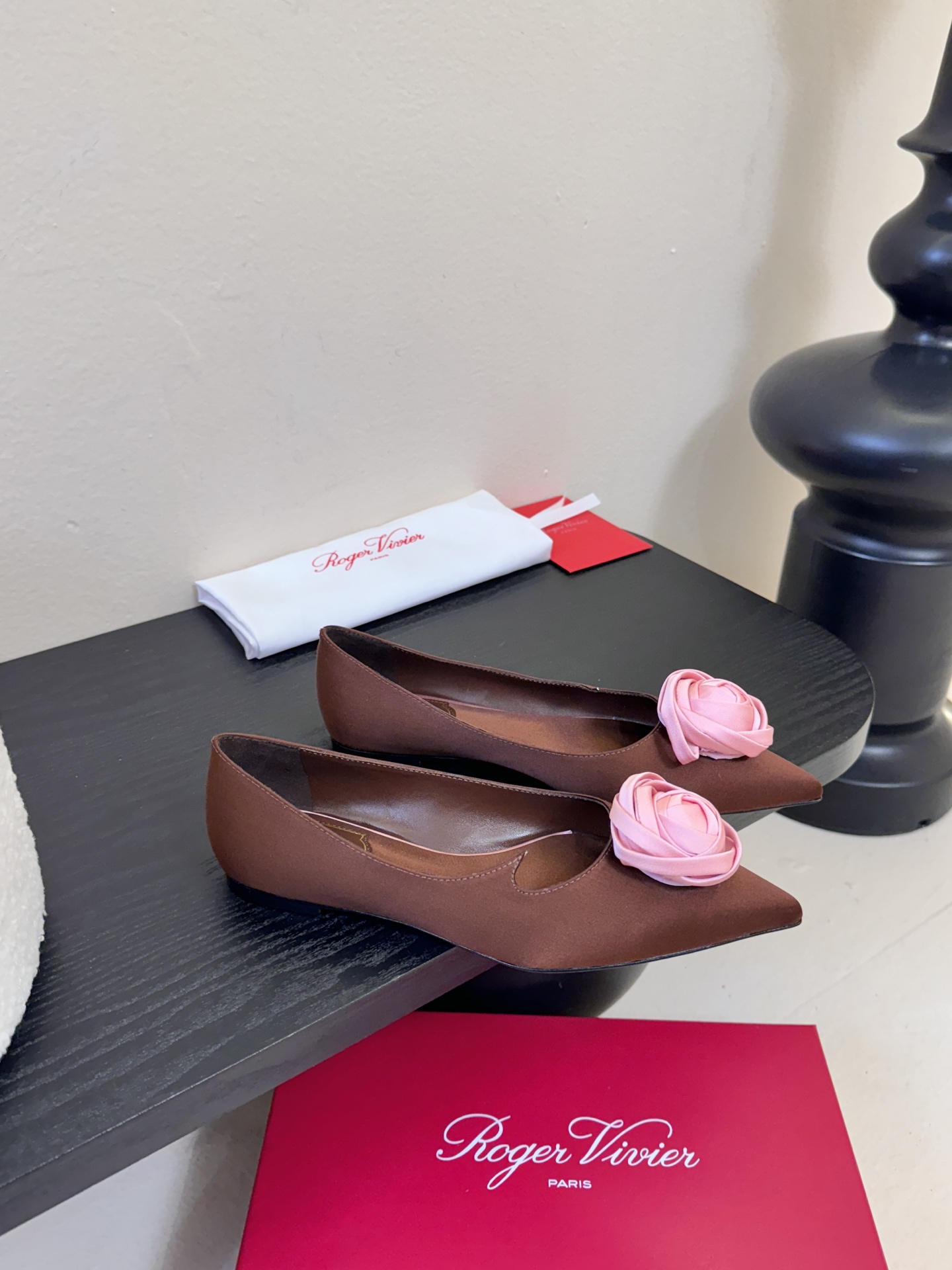 Roger Vivier罗杰·维维亚2026春夏最新款时装鞋超多明星网红种草 经典的尖头设计 玫瑰花扣装