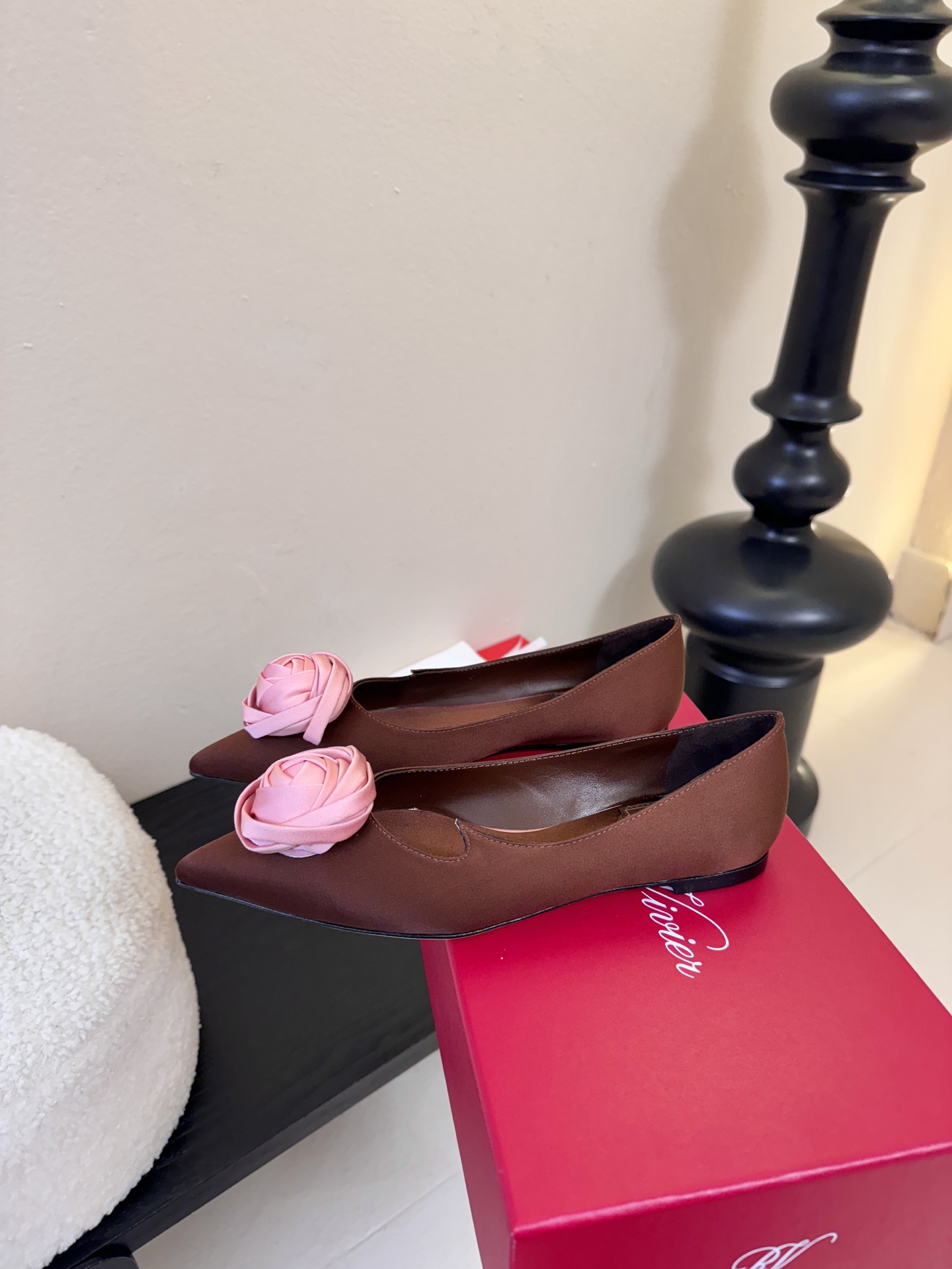 Roger Vivier罗杰·维维亚2026春夏最新款时装鞋超多明星网红种草 经典的尖头设计 玫瑰花扣装